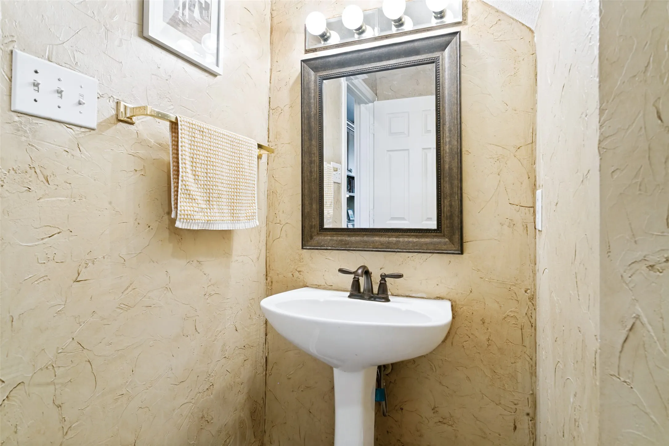 Single Family Residence For Sale in Tarrant County , 2307 Still Point Lane, Colleyville, Texas 76034, 4 Bedroom, 4 Bathroom, 2 Garage spaces, 3,676 Sqft, built in 1997, mls#21329841, Real Estate Agent in Colleyville, Homes For Sale in Tarrant county, Homes For Sale in Colleyville, Realtor in Colleyville Texas, Real Estate Brokerage Independent Realty Texas, Luminita Cordes Realtor
