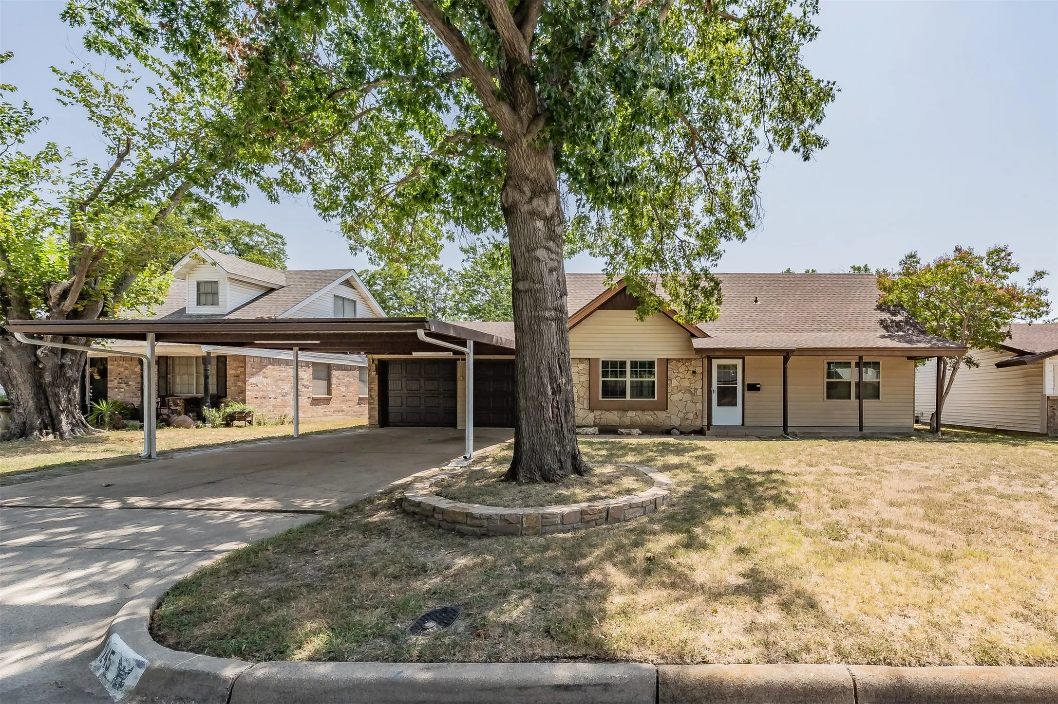 Single Family Residence For Sale in Tarrant County , 245 Pimlico Way, Saginaw, Texas 76179, 3 Bedroom, 2 Bathroom, 2 Garage spaces, 1,558 Sqft, built in 1966, mls#21333855, Real Estate Agent in Saginaw, Homes For Sale in Tarrant county, Homes For Sale in Saginaw, Realtor in Saginaw Texas, Real Estate Brokerage Independent Realty Texas, Luminita Cordes Realtor