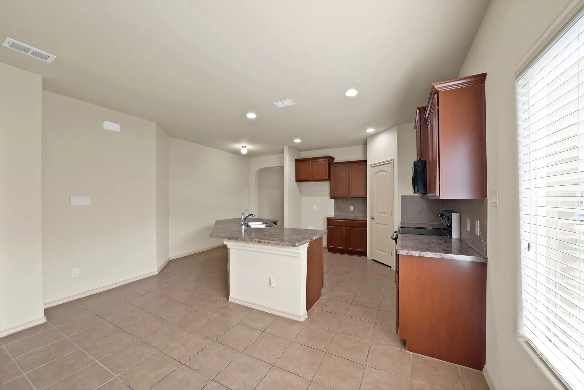 Single Family Residence For Sale in Tarrant County , 1232 Doe Meadow Drive, Fort Worth, Texas 76028, 3 Bedroom, 2 Bathroom, 2 Garage spaces, 1,696 Sqft, built in 2013, mls#21333842, Real Estate Agent in Fort Worth, Homes For Sale in Tarrant county, Homes For Sale in Fort Worth, Realtor in Fort Worth Texas, Real Estate Brokerage Independent Realty Texas, Luminita Cordes Realtor