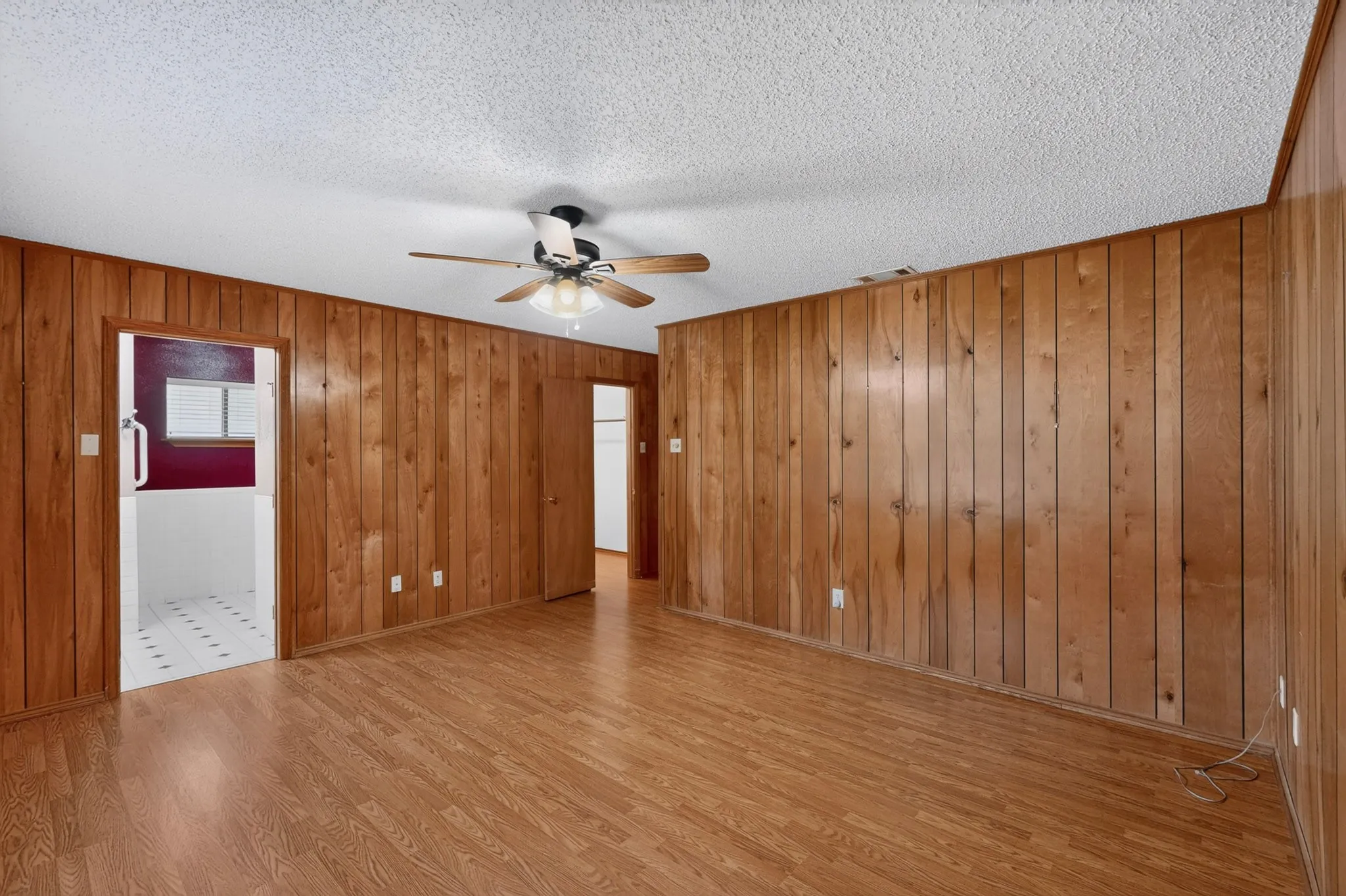 Single Family Residence For Sale in Kaufman County , 8487 County Road 308, Terrell, Texas 75161, 4 Bedroom, 2 Bathroom, Garage spaces, 2,084 Sqft, built in 1980, mls#21330829, Real Estate Agent in Terrell, Homes For Sale in Kaufman county, Homes For Sale in Terrell, Realtor in Terrell Texas, Real Estate Brokerage Independent Realty Texas, Luminita Cordes Realtor