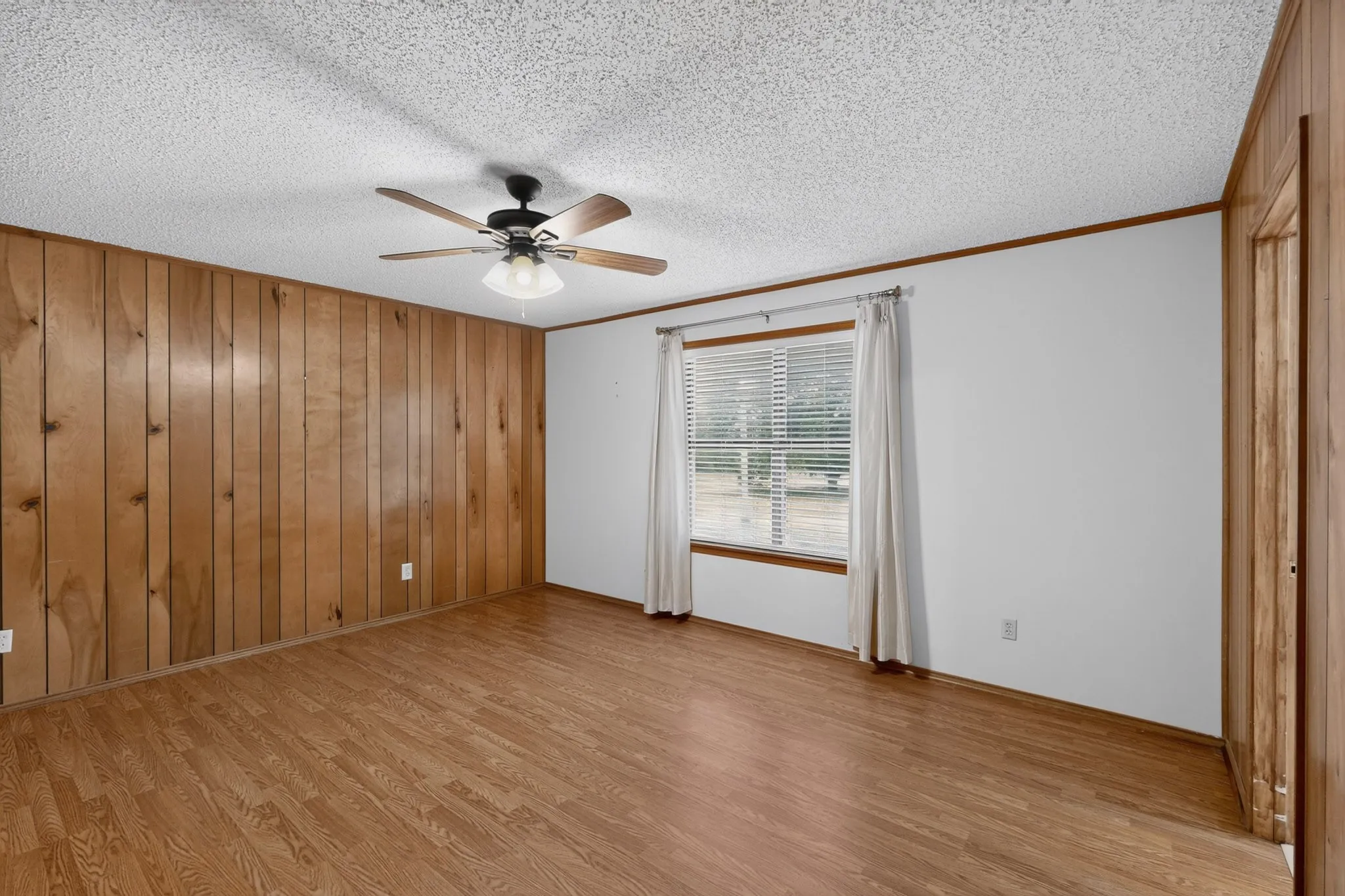 Single Family Residence For Sale in Kaufman County , 8487 County Road 308, Terrell, Texas 75161, 4 Bedroom, 2 Bathroom, Garage spaces, 2,084 Sqft, built in 1980, mls#21330829, Real Estate Agent in Terrell, Homes For Sale in Kaufman county, Homes For Sale in Terrell, Realtor in Terrell Texas, Real Estate Brokerage Independent Realty Texas, Luminita Cordes Realtor