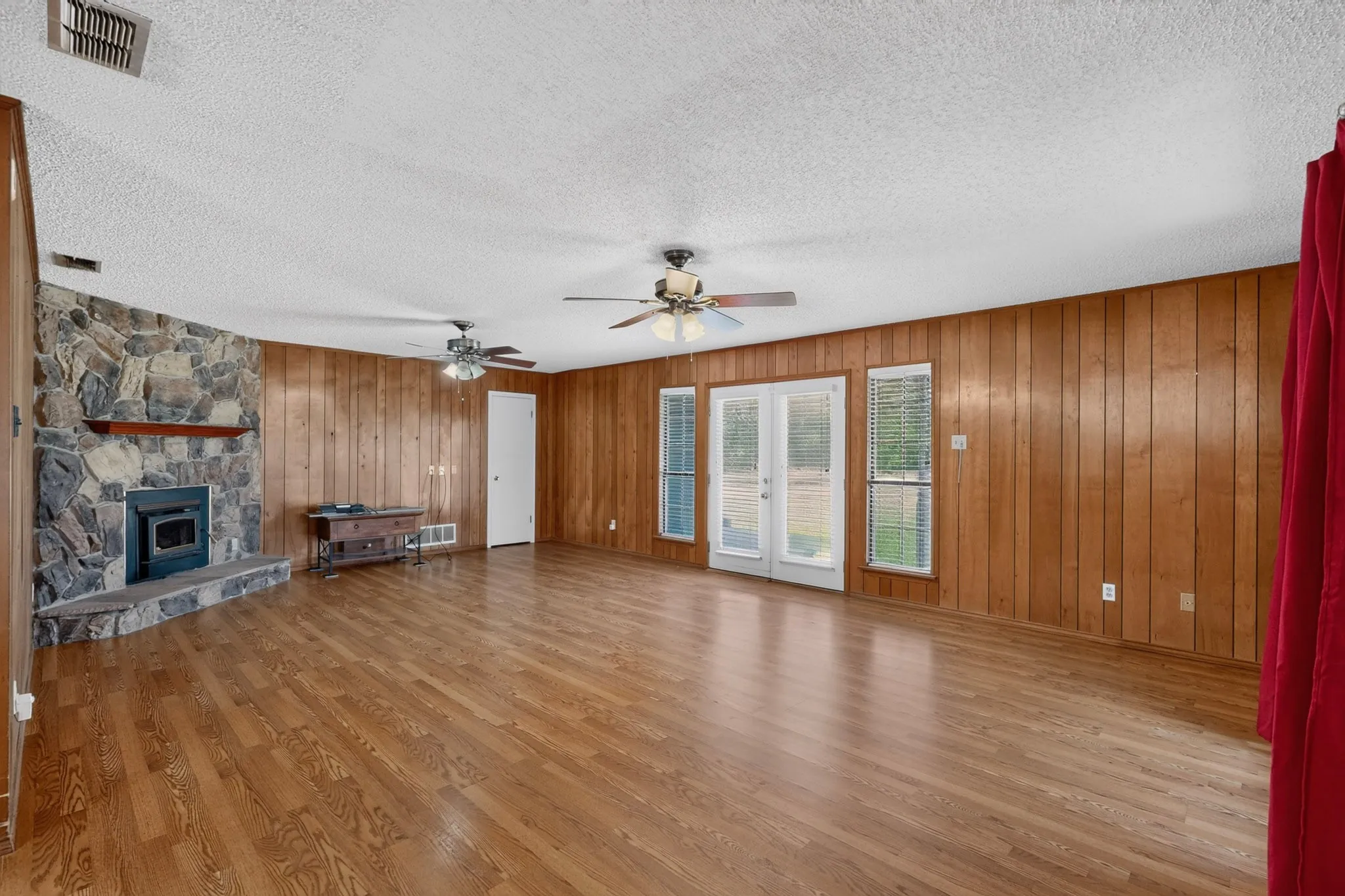 Single Family Residence For Sale in Kaufman County , 8487 County Road 308, Terrell, Texas 75161, 4 Bedroom, 2 Bathroom, Garage spaces, 2,084 Sqft, built in 1980, mls#21330829, Real Estate Agent in Terrell, Homes For Sale in Kaufman county, Homes For Sale in Terrell, Realtor in Terrell Texas, Real Estate Brokerage Independent Realty Texas, Luminita Cordes Realtor