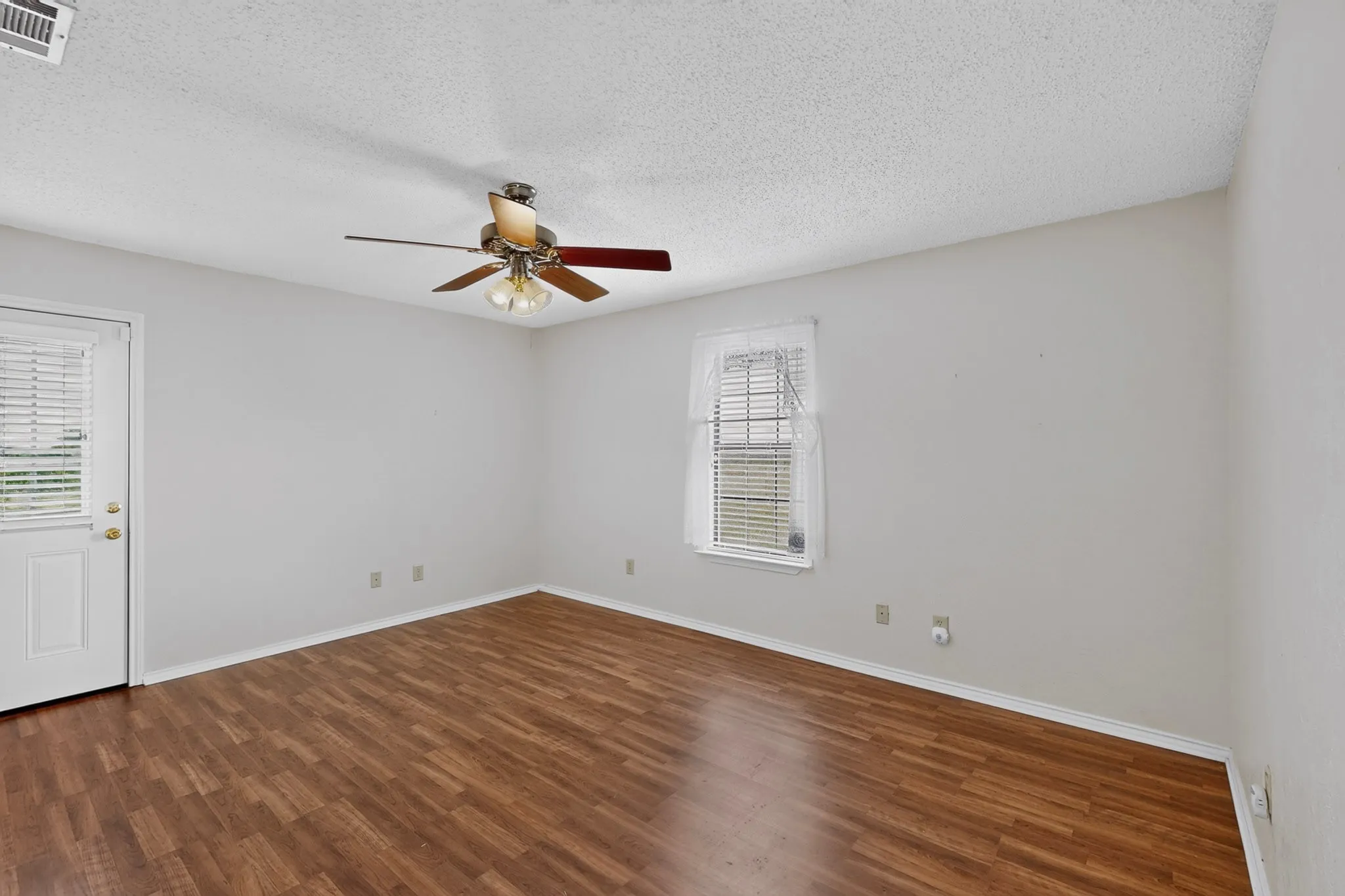 Single Family Residence For Sale in Kaufman County , 8487 County Road 308, Terrell, Texas 75161, 4 Bedroom, 2 Bathroom, Garage spaces, 2,084 Sqft, built in 1980, mls#21330829, Real Estate Agent in Terrell, Homes For Sale in Kaufman county, Homes For Sale in Terrell, Realtor in Terrell Texas, Real Estate Brokerage Independent Realty Texas, Luminita Cordes Realtor