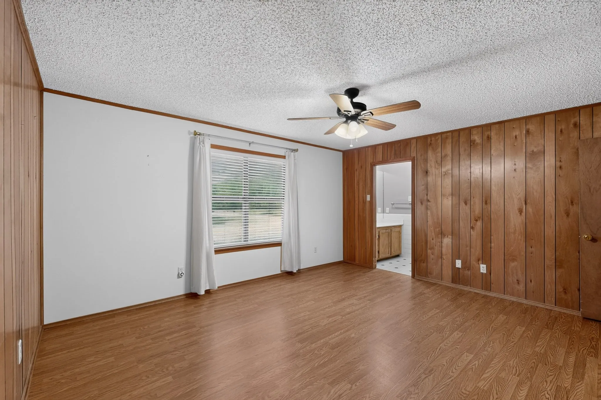 Single Family Residence For Sale in Kaufman County , 8487 County Road 308, Terrell, Texas 75161, 4 Bedroom, 2 Bathroom, Garage spaces, 2,084 Sqft, built in 1980, mls#21330829, Real Estate Agent in Terrell, Homes For Sale in Kaufman county, Homes For Sale in Terrell, Realtor in Terrell Texas, Real Estate Brokerage Independent Realty Texas, Luminita Cordes Realtor