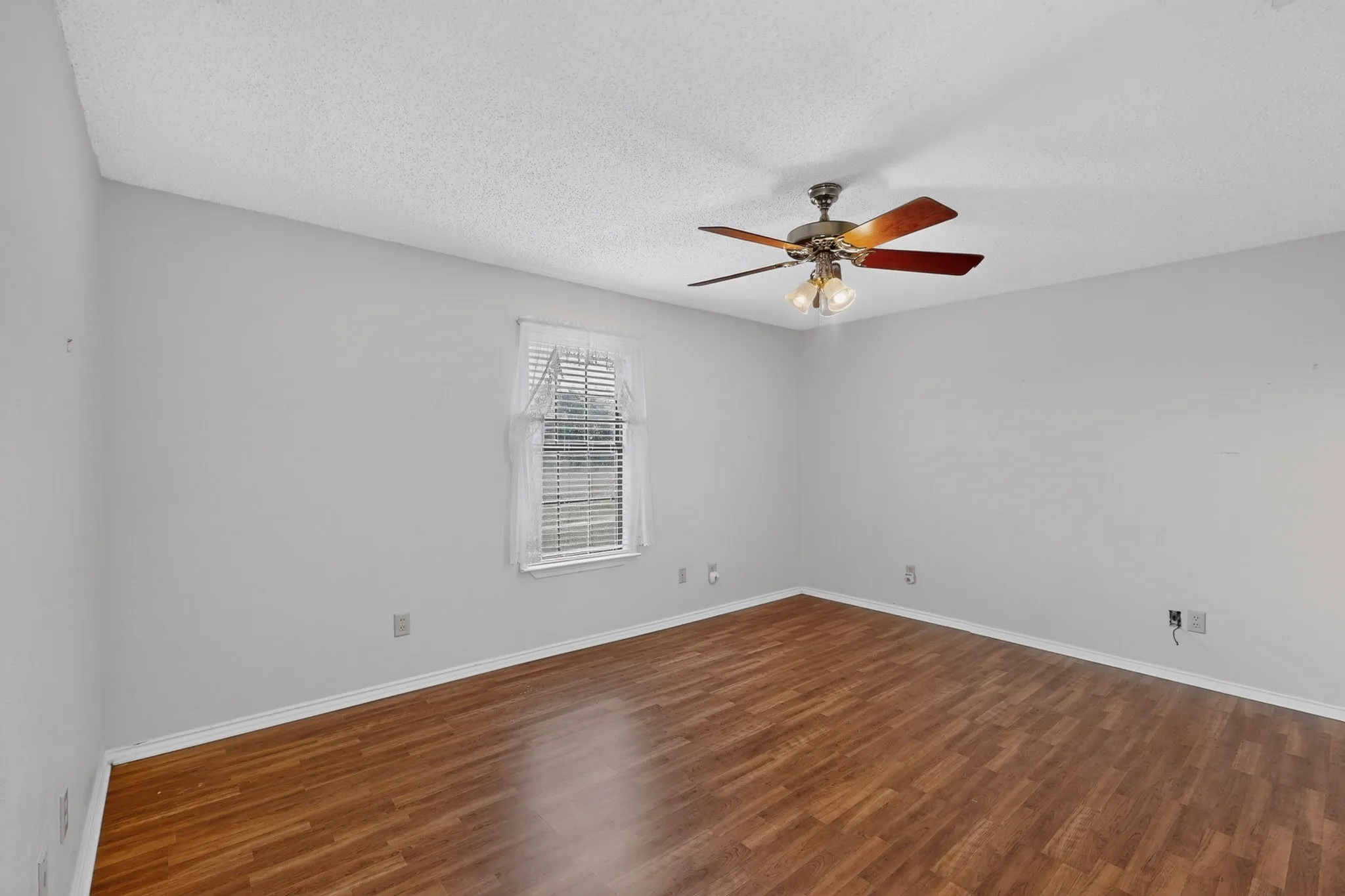 Single Family Residence For Sale in Kaufman County , 8487 County Road 308, Terrell, Texas 75161, 4 Bedroom, 2 Bathroom, Garage spaces, 2,084 Sqft, built in 1980, mls#21330829, Real Estate Agent in Terrell, Homes For Sale in Kaufman county, Homes For Sale in Terrell, Realtor in Terrell Texas, Real Estate Brokerage Independent Realty Texas, Luminita Cordes Realtor
