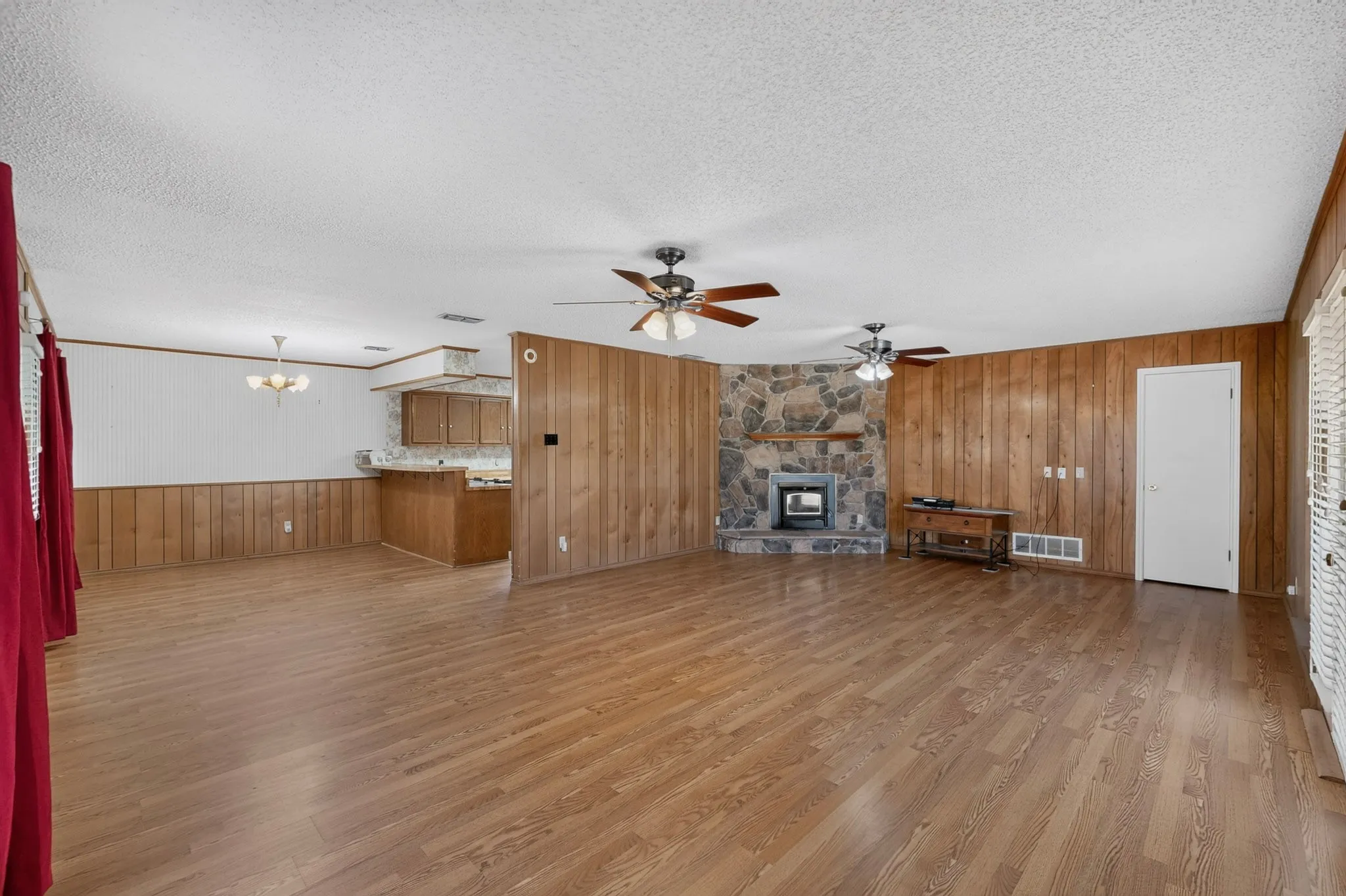 Single Family Residence For Sale in Kaufman County , 8487 County Road 308, Terrell, Texas 75161, 4 Bedroom, 2 Bathroom, Garage spaces, 2,084 Sqft, built in 1980, mls#21330829, Real Estate Agent in Terrell, Homes For Sale in Kaufman county, Homes For Sale in Terrell, Realtor in Terrell Texas, Real Estate Brokerage Independent Realty Texas, Luminita Cordes Realtor