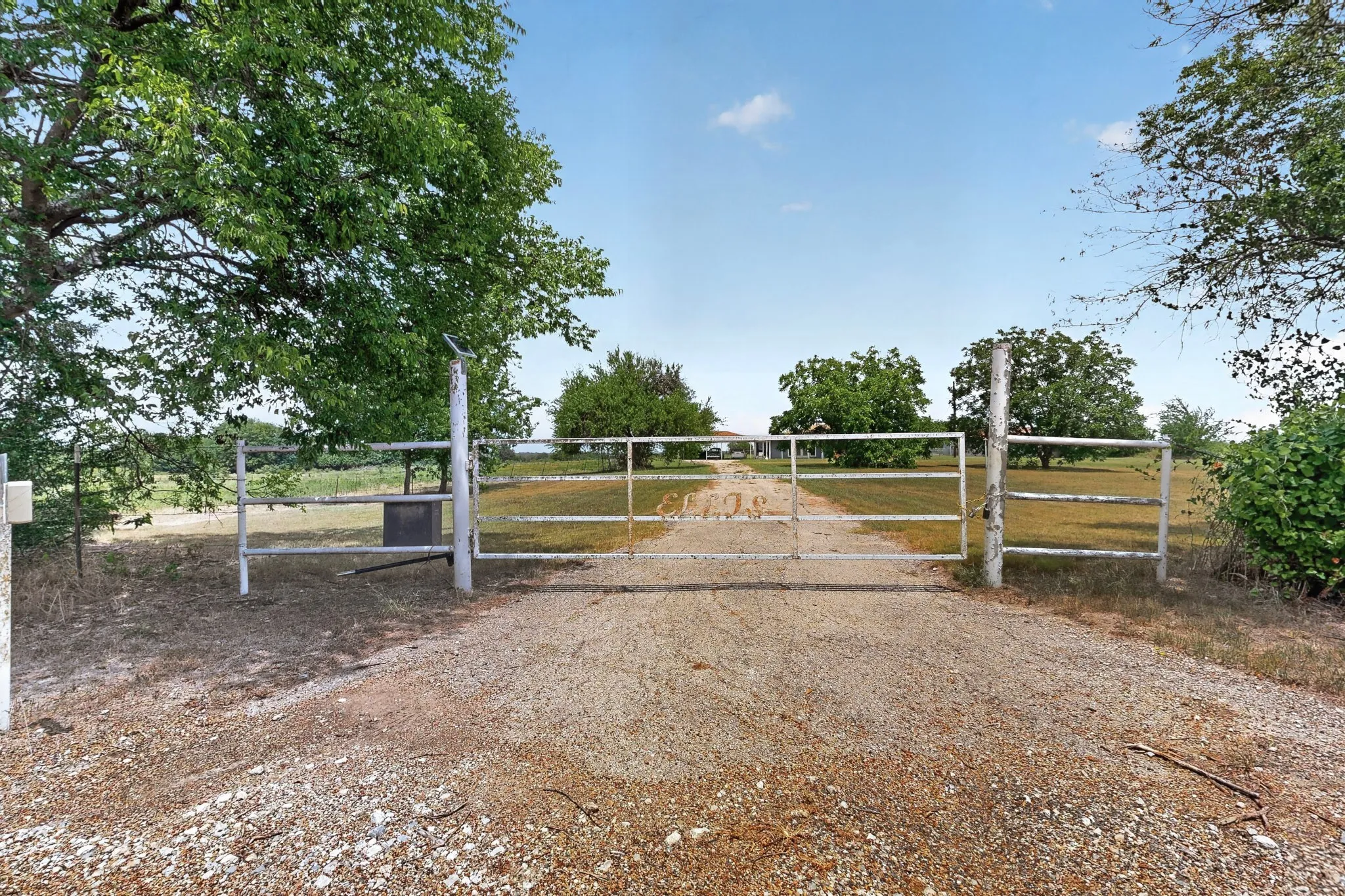 Single Family Residence For Sale in Kaufman County , 8487 County Road 308, Terrell, Texas 75161, 4 Bedroom, 2 Bathroom, Garage spaces, 2,084 Sqft, built in 1980, mls#21330829, Real Estate Agent in Terrell, Homes For Sale in Kaufman county, Homes For Sale in Terrell, Realtor in Terrell Texas, Real Estate Brokerage Independent Realty Texas, Luminita Cordes Realtor