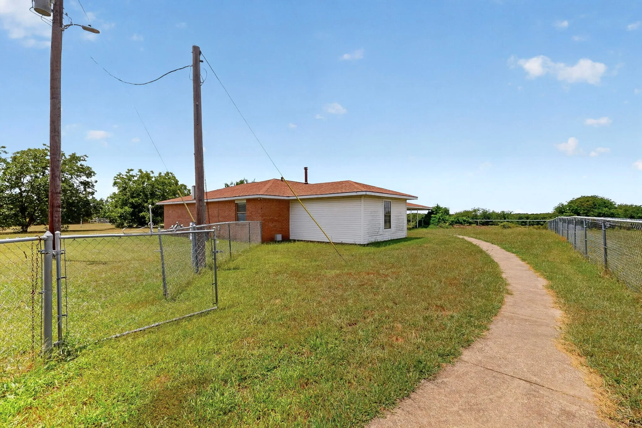 Single Family Residence For Sale in Kaufman County , 8487 County Road 308, Terrell, Texas 75161, 4 Bedroom, 2 Bathroom, Garage spaces, 2,084 Sqft, built in 1980, mls#21330829, Real Estate Agent in Terrell, Homes For Sale in Kaufman county, Homes For Sale in Terrell, Realtor in Terrell Texas, Real Estate Brokerage Independent Realty Texas, Luminita Cordes Realtor