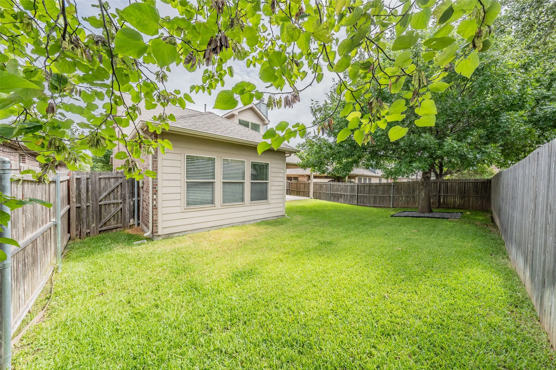 Single Family Residence For Sale in Collin County , 9713 Tipperary Drive, Mc Kinney, Texas 75072, 3 Bedroom, 3 Bathroom, 2 Garage spaces, 2,425 Sqft, built in 2010, mls#21333882, Real Estate Agent in Mc Kinney, Homes For Sale in Collin county, Homes For Sale in Mc Kinney, Realtor in Mc Kinney Texas, Real Estate Brokerage Independent Realty Texas, Luminita Cordes Realtor