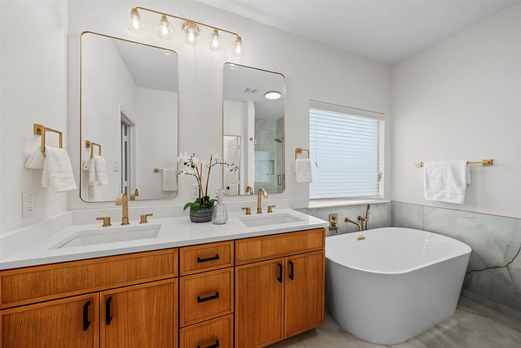 Single Family Residence For Sale in Collin County , 9713 Tipperary Drive, Mc Kinney, Texas 75072, 3 Bedroom, 3 Bathroom, 2 Garage spaces, 2,425 Sqft, built in 2010, mls#21333882, Real Estate Agent in Mc Kinney, Homes For Sale in Collin county, Homes For Sale in Mc Kinney, Realtor in Mc Kinney Texas, Real Estate Brokerage Independent Realty Texas, Luminita Cordes Realtor