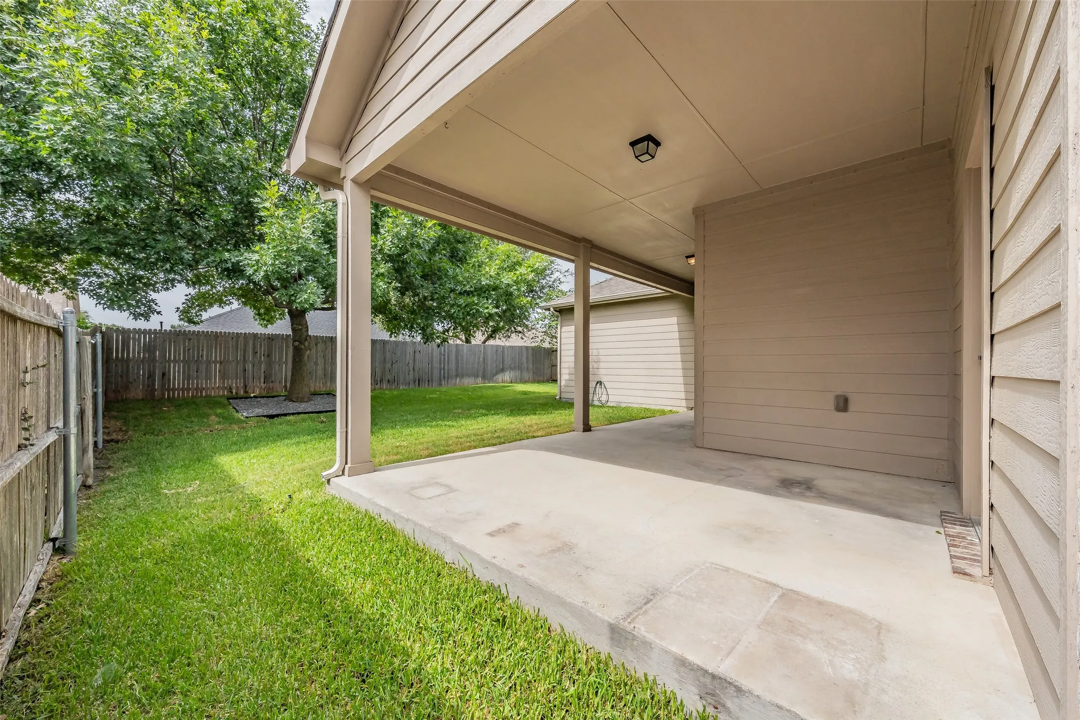 Single Family Residence For Sale in Collin County , 9713 Tipperary Drive, Mc Kinney, Texas 75072, 3 Bedroom, 3 Bathroom, 2 Garage spaces, 2,425 Sqft, built in 2010, mls#21333882, Real Estate Agent in Mc Kinney, Homes For Sale in Collin county, Homes For Sale in Mc Kinney, Realtor in Mc Kinney Texas, Real Estate Brokerage Independent Realty Texas, Luminita Cordes Realtor