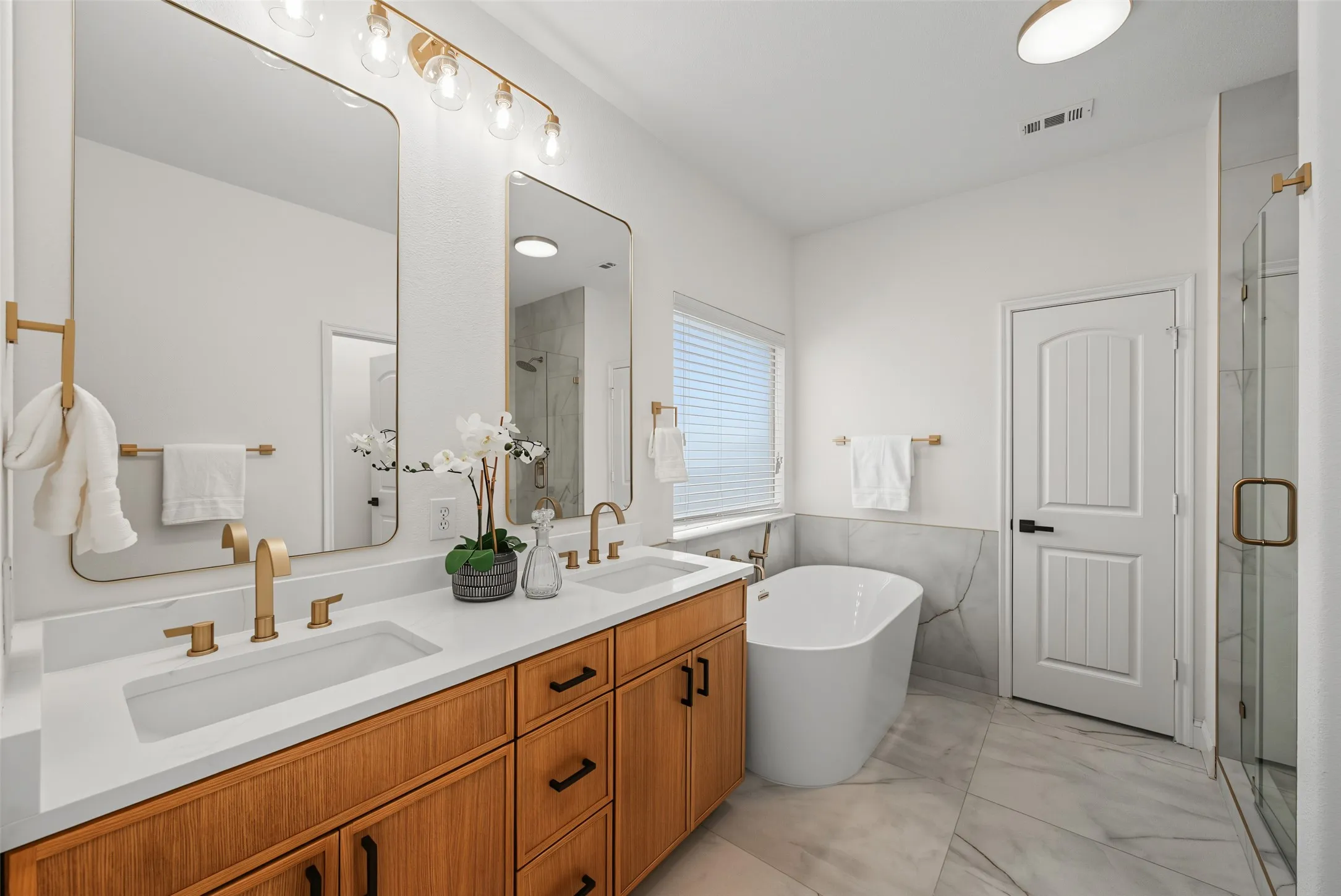 Single Family Residence For Sale in Collin County , 9713 Tipperary Drive, Mc Kinney, Texas 75072, 3 Bedroom, 3 Bathroom, 2 Garage spaces, 2,425 Sqft, built in 2010, mls#21333882, Real Estate Agent in Mc Kinney, Homes For Sale in Collin county, Homes For Sale in Mc Kinney, Realtor in Mc Kinney Texas, Real Estate Brokerage Independent Realty Texas, Luminita Cordes Realtor
