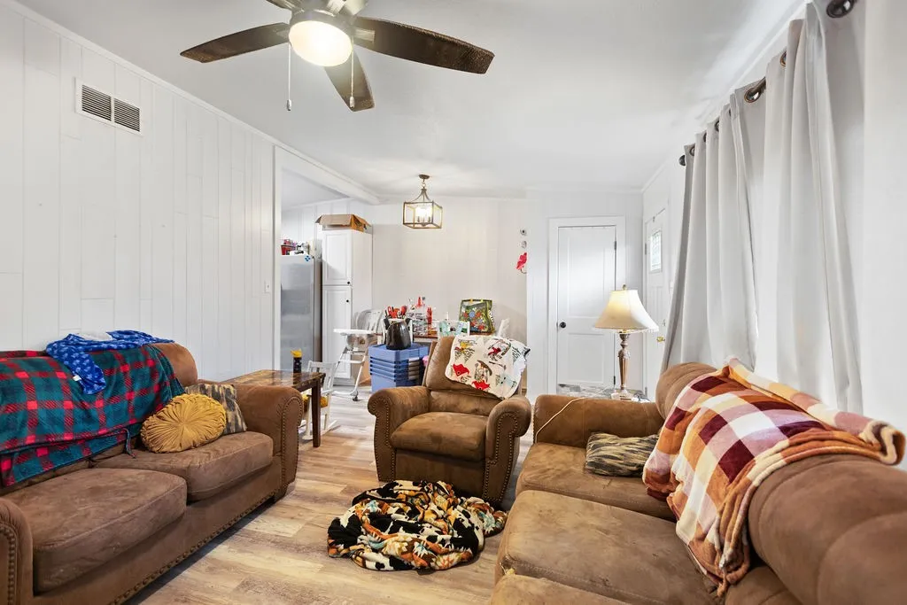 Single Family Residence For Sale in Fannin County , 801 Oak Street, Bonham, Texas 75418, 3 Bedroom, 2 Bathroom, Garage spaces, 1,122 Sqft, built in 1970, mls#21333840, Real Estate Agent in Bonham, Homes For Sale in Fannin county, Homes For Sale in Bonham, Realtor in Bonham Texas, Real Estate Brokerage Independent Realty Texas, Luminita Cordes Realtor