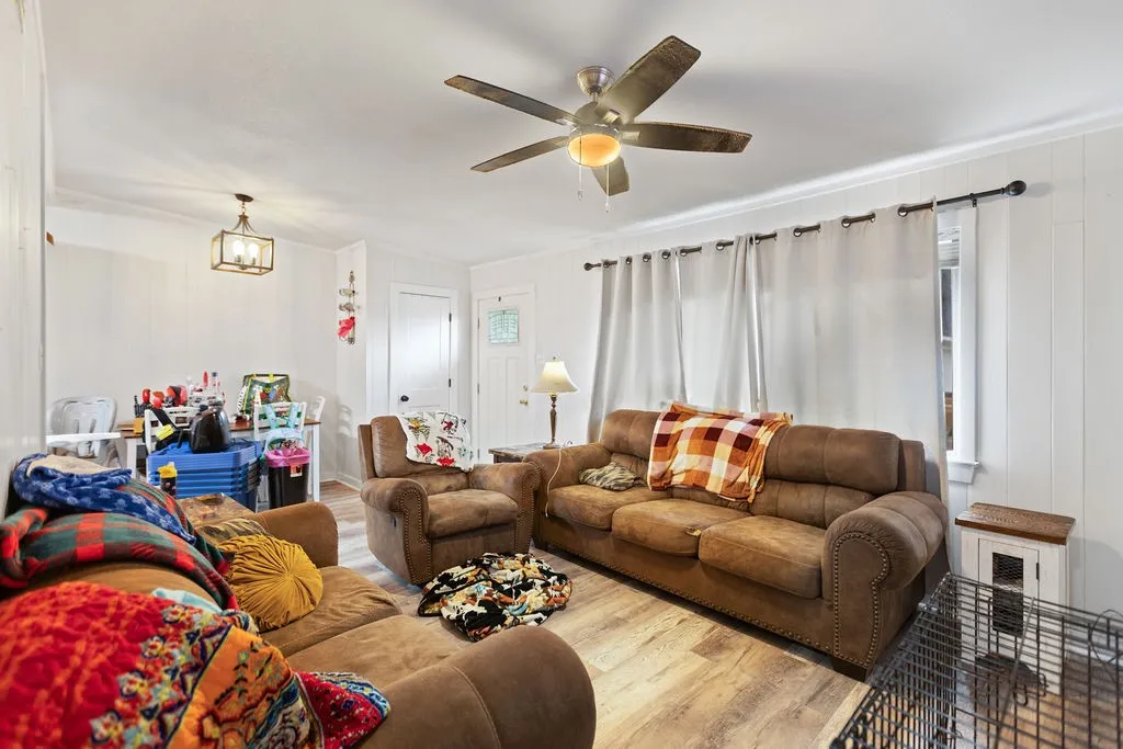 Single Family Residence For Sale in Fannin County , 801 Oak Street, Bonham, Texas 75418, 3 Bedroom, 2 Bathroom, Garage spaces, 1,122 Sqft, built in 1970, mls#21333840, Real Estate Agent in Bonham, Homes For Sale in Fannin county, Homes For Sale in Bonham, Realtor in Bonham Texas, Real Estate Brokerage Independent Realty Texas, Luminita Cordes Realtor