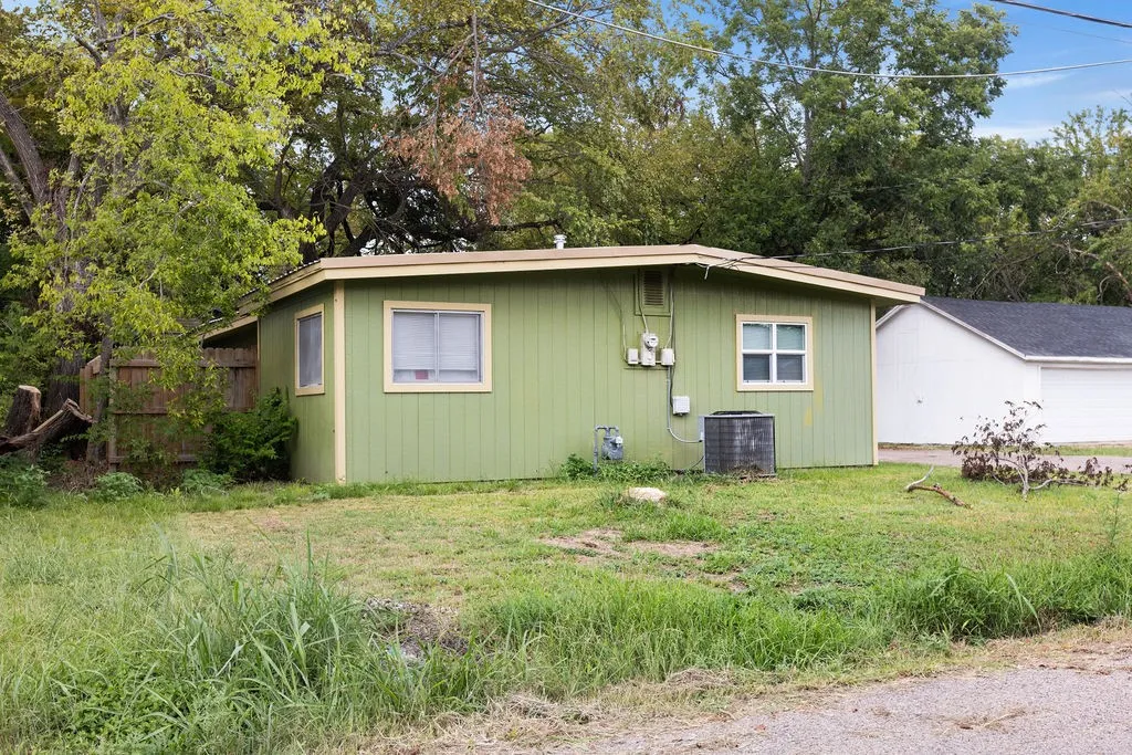 Single Family Residence For Sale in Fannin County , 801 Oak Street, Bonham, Texas 75418, 3 Bedroom, 2 Bathroom, Garage spaces, 1,122 Sqft, built in 1970, mls#21333840, Real Estate Agent in Bonham, Homes For Sale in Fannin county, Homes For Sale in Bonham, Realtor in Bonham Texas, Real Estate Brokerage Independent Realty Texas, Luminita Cordes Realtor