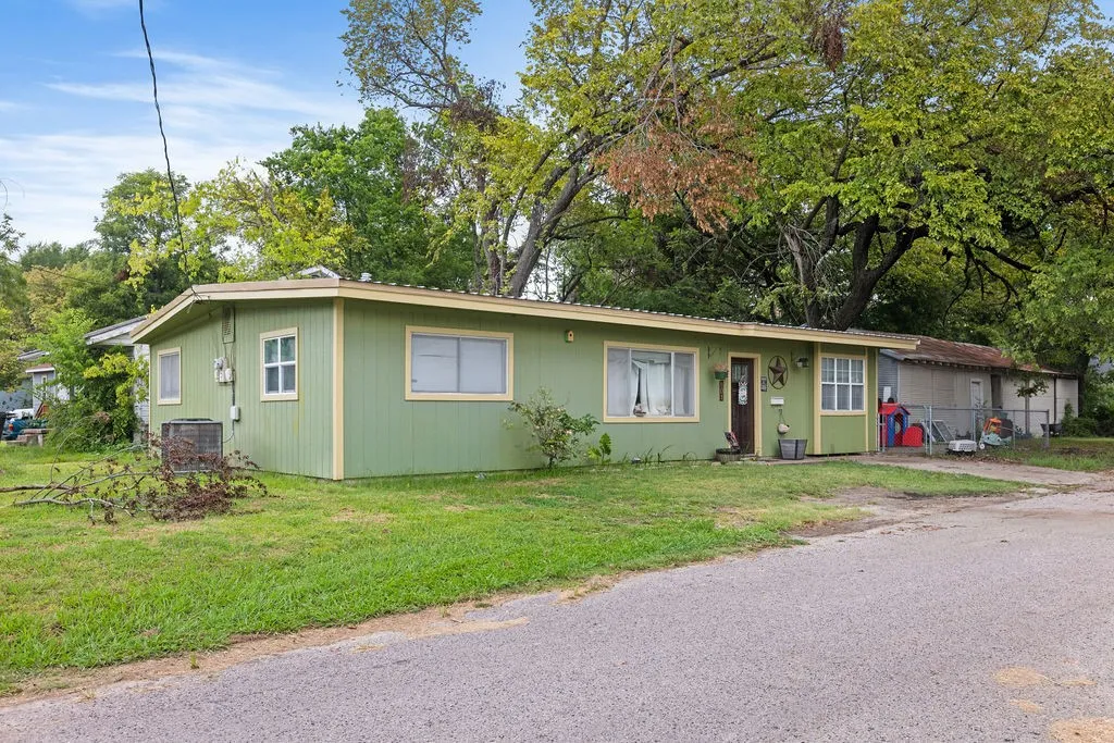 Single Family Residence For Sale in Fannin County , 801 Oak Street, Bonham, Texas 75418, 3 Bedroom, 2 Bathroom, Garage spaces, 1,122 Sqft, built in 1970, mls#21333840, Real Estate Agent in Bonham, Homes For Sale in Fannin county, Homes For Sale in Bonham, Realtor in Bonham Texas, Real Estate Brokerage Independent Realty Texas, Luminita Cordes Realtor