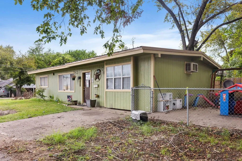 Single Family Residence For Sale in Fannin County , 801 Oak Street, Bonham, Texas 75418, 3 Bedroom, 2 Bathroom, Garage spaces, 1,122 Sqft, built in 1970, mls#21333840, Real Estate Agent in Bonham, Homes For Sale in Fannin county, Homes For Sale in Bonham, Realtor in Bonham Texas, Real Estate Brokerage Independent Realty Texas, Luminita Cordes Realtor