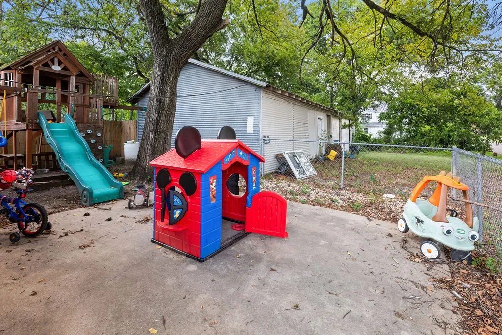 Single Family Residence For Sale in Fannin County , 801 Oak Street, Bonham, Texas 75418, 3 Bedroom, 2 Bathroom, Garage spaces, 1,122 Sqft, built in 1970, mls#21333840, Real Estate Agent in Bonham, Homes For Sale in Fannin county, Homes For Sale in Bonham, Realtor in Bonham Texas, Real Estate Brokerage Independent Realty Texas, Luminita Cordes Realtor