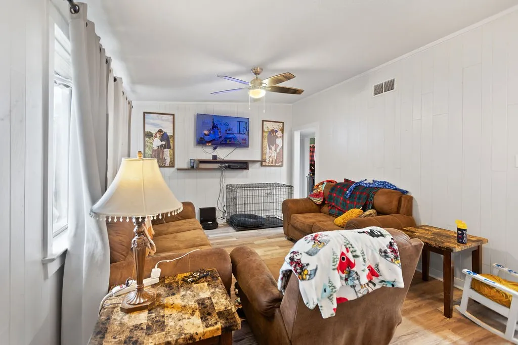 Single Family Residence For Sale in Fannin County , 801 Oak Street, Bonham, Texas 75418, 3 Bedroom, 2 Bathroom, Garage spaces, 1,122 Sqft, built in 1970, mls#21333840, Real Estate Agent in Bonham, Homes For Sale in Fannin county, Homes For Sale in Bonham, Realtor in Bonham Texas, Real Estate Brokerage Independent Realty Texas, Luminita Cordes Realtor
