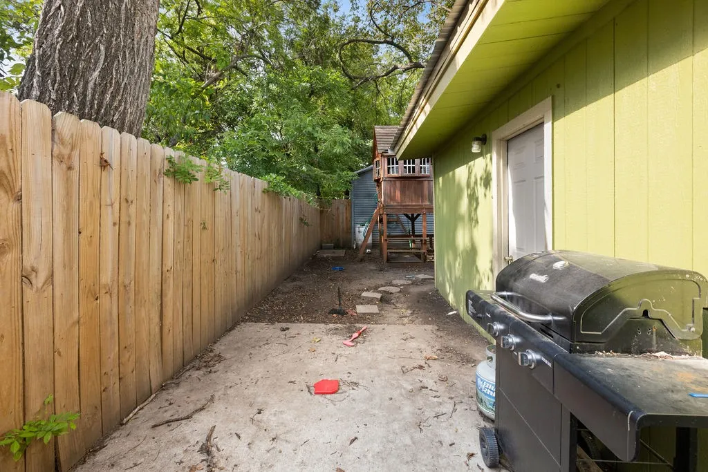 Single Family Residence For Sale in Fannin County , 801 Oak Street, Bonham, Texas 75418, 3 Bedroom, 2 Bathroom, Garage spaces, 1,122 Sqft, built in 1970, mls#21333840, Real Estate Agent in Bonham, Homes For Sale in Fannin county, Homes For Sale in Bonham, Realtor in Bonham Texas, Real Estate Brokerage Independent Realty Texas, Luminita Cordes Realtor