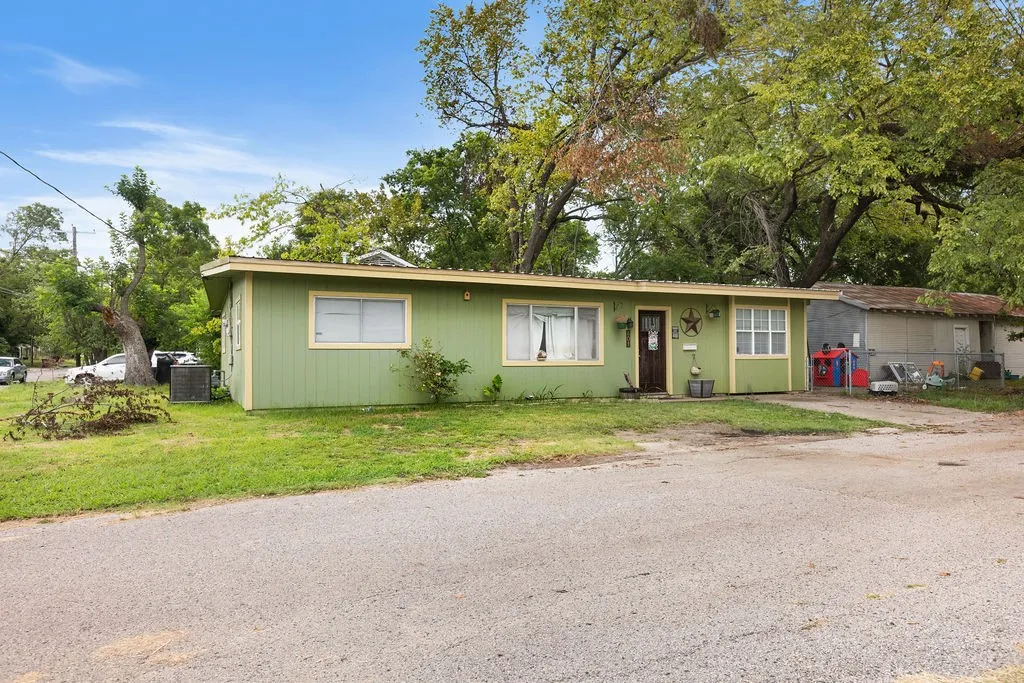 Single Family Residence For Sale in Fannin County , 801 Oak Street, Bonham, Texas 75418, 3 Bedroom, 2 Bathroom, Garage spaces, 1,122 Sqft, built in 1970, mls#21333840, Real Estate Agent in Bonham, Homes For Sale in Fannin county, Homes For Sale in Bonham, Realtor in Bonham Texas, Real Estate Brokerage Independent Realty Texas, Luminita Cordes Realtor