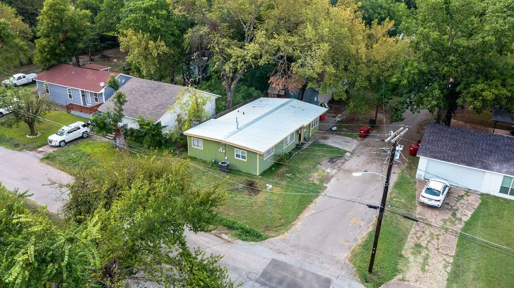 Single Family Residence For Sale in Fannin County , 801 Oak Street, Bonham, Texas 75418, 3 Bedroom, 2 Bathroom, Garage spaces, 1,122 Sqft, built in 1970, mls#21333840, Real Estate Agent in Bonham, Homes For Sale in Fannin county, Homes For Sale in Bonham, Realtor in Bonham Texas, Real Estate Brokerage Independent Realty Texas, Luminita Cordes Realtor