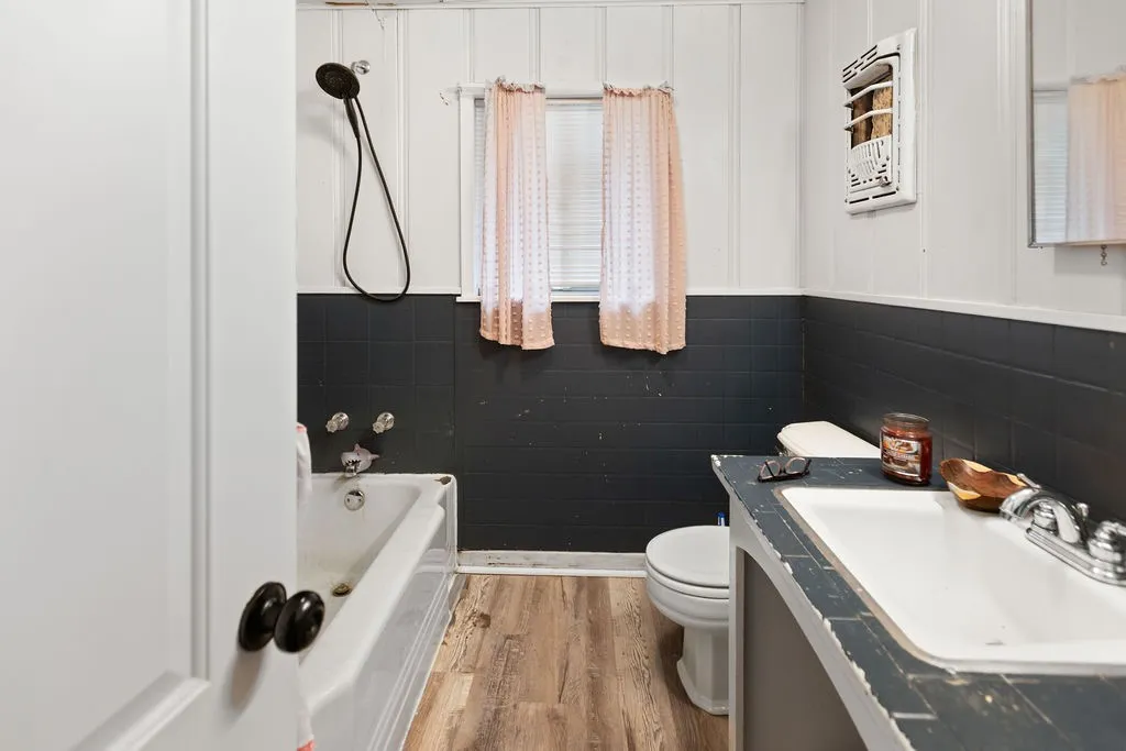 Single Family Residence For Sale in Fannin County , 801 Oak Street, Bonham, Texas 75418, 3 Bedroom, 2 Bathroom, Garage spaces, 1,122 Sqft, built in 1970, mls#21333840, Real Estate Agent in Bonham, Homes For Sale in Fannin county, Homes For Sale in Bonham, Realtor in Bonham Texas, Real Estate Brokerage Independent Realty Texas, Luminita Cordes Realtor
