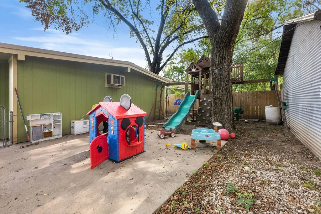 Single Family Residence For Sale in Fannin County , 801 Oak Street, Bonham, Texas 75418, 3 Bedroom, 2 Bathroom, Garage spaces, 1,122 Sqft, built in 1970, mls#21333840, Real Estate Agent in Bonham, Homes For Sale in Fannin county, Homes For Sale in Bonham, Realtor in Bonham Texas, Real Estate Brokerage Independent Realty Texas, Luminita Cordes Realtor