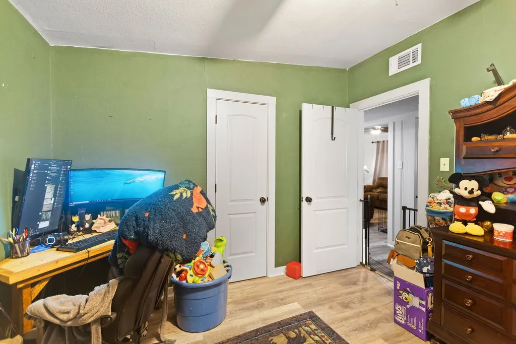 Single Family Residence For Sale in Fannin County , 801 Oak Street, Bonham, Texas 75418, 3 Bedroom, 2 Bathroom, Garage spaces, 1,122 Sqft, built in 1970, mls#21333840, Real Estate Agent in Bonham, Homes For Sale in Fannin county, Homes For Sale in Bonham, Realtor in Bonham Texas, Real Estate Brokerage Independent Realty Texas, Luminita Cordes Realtor