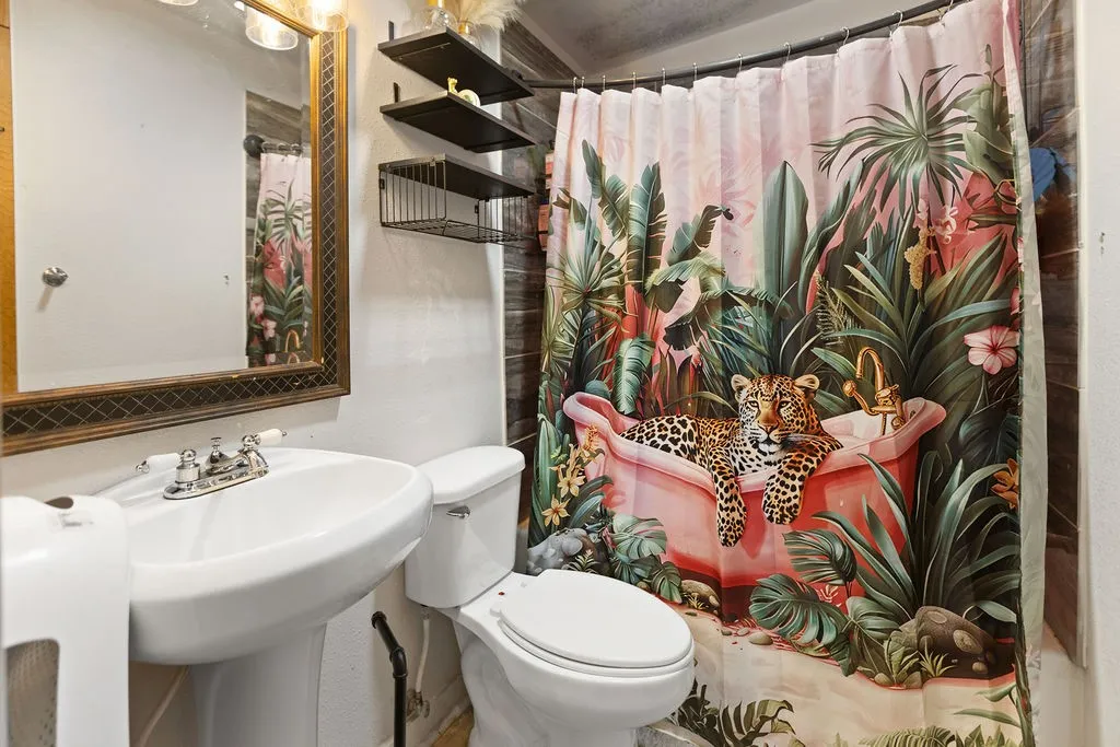 Single Family Residence For Sale in Fannin County , 801 Oak Street, Bonham, Texas 75418, 3 Bedroom, 2 Bathroom, Garage spaces, 1,122 Sqft, built in 1970, mls#21333840, Real Estate Agent in Bonham, Homes For Sale in Fannin county, Homes For Sale in Bonham, Realtor in Bonham Texas, Real Estate Brokerage Independent Realty Texas, Luminita Cordes Realtor