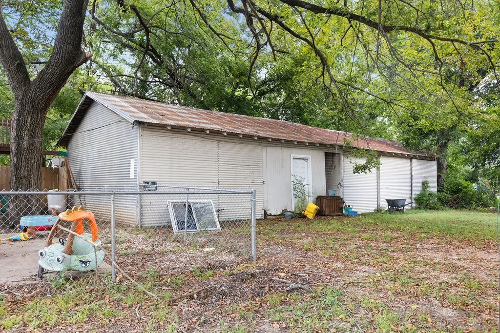 Single Family Residence For Sale in Fannin County , 801 Oak Street, Bonham, Texas 75418, 3 Bedroom, 2 Bathroom, Garage spaces, 1,122 Sqft, built in 1970, mls#21333840, Real Estate Agent in Bonham, Homes For Sale in Fannin county, Homes For Sale in Bonham, Realtor in Bonham Texas, Real Estate Brokerage Independent Realty Texas, Luminita Cordes Realtor