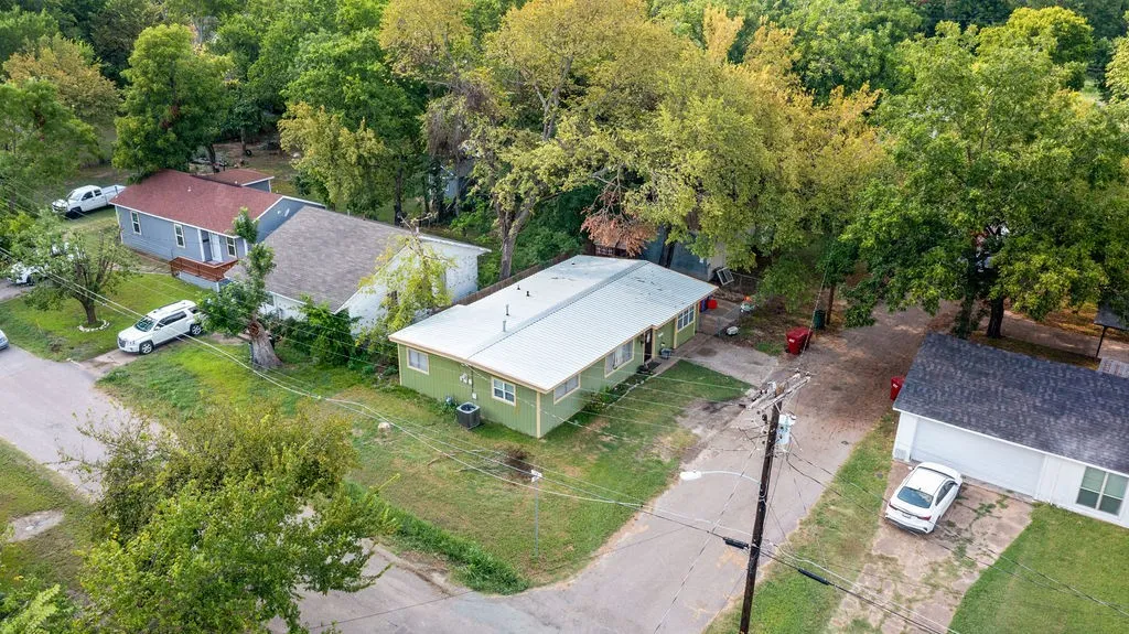 Single Family Residence For Sale in Fannin County , 801 Oak Street, Bonham, Texas 75418, 3 Bedroom, 2 Bathroom, Garage spaces, 1,122 Sqft, built in 1970, mls#21333840, Real Estate Agent in Bonham, Homes For Sale in Fannin county, Homes For Sale in Bonham, Realtor in Bonham Texas, Real Estate Brokerage Independent Realty Texas, Luminita Cordes Realtor