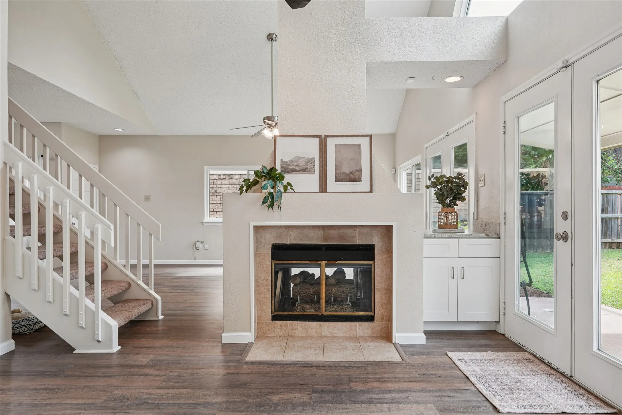 Single Family Residence For Sale in Denton County , 1209 Broken Arrow Trail, Carrollton, Texas 75007, 3 Bedroom, 3 Bathroom, 2 Garage spaces, 2,017 Sqft, built in 1986, mls#21333859, Real Estate Agent in Carrollton, Homes For Sale in Denton county, Homes For Sale in Carrollton, Realtor in Carrollton Texas, Real Estate Brokerage Independent Realty Texas, Luminita Cordes Realtor