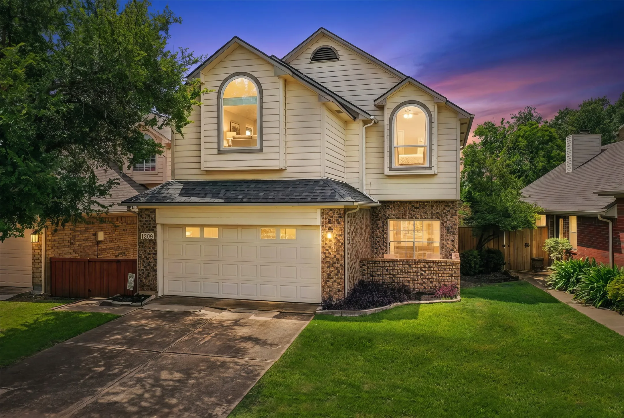 Single Family Residence For Sale in Denton County , 1209 Broken Arrow Trail, Carrollton, Texas 75007, 3 Bedroom, 3 Bathroom, 2 Garage spaces, 2,017 Sqft, built in 1986, mls#21333859, Real Estate Agent in Carrollton, Homes For Sale in Denton county, Homes For Sale in Carrollton, Realtor in Carrollton Texas, Real Estate Brokerage Independent Realty Texas, Luminita Cordes Realtor
