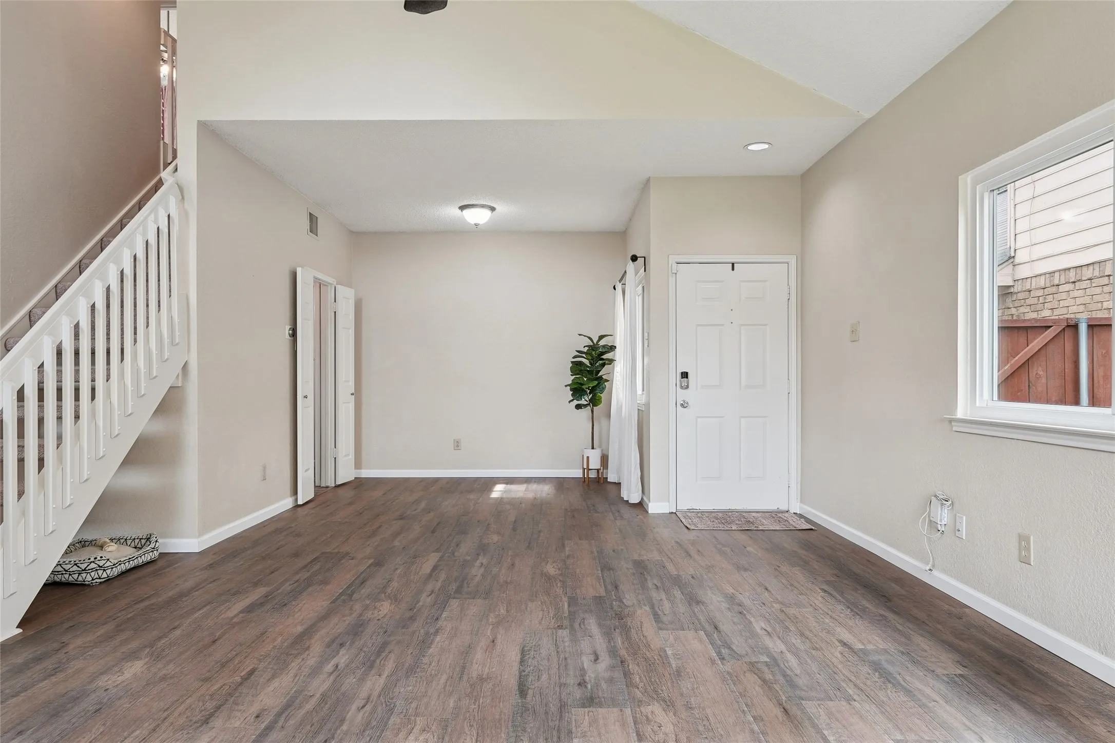 Single Family Residence For Sale in Denton County , 1209 Broken Arrow Trail, Carrollton, Texas 75007, 3 Bedroom, 3 Bathroom, 2 Garage spaces, 2,017 Sqft, built in 1986, mls#21333859, Real Estate Agent in Carrollton, Homes For Sale in Denton county, Homes For Sale in Carrollton, Realtor in Carrollton Texas, Real Estate Brokerage Independent Realty Texas, Luminita Cordes Realtor