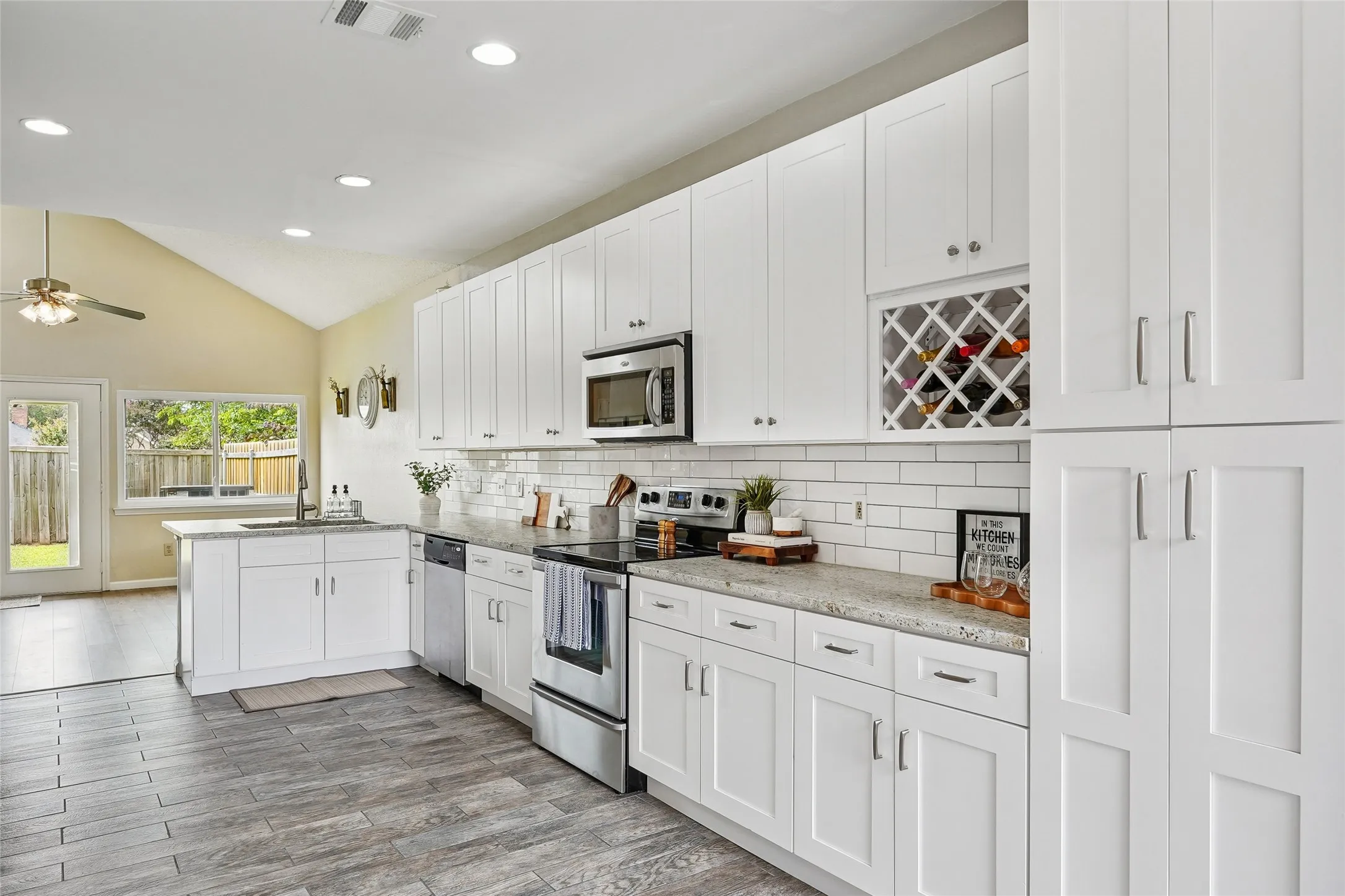 Single Family Residence For Sale in Denton County , 1209 Broken Arrow Trail, Carrollton, Texas 75007, 3 Bedroom, 3 Bathroom, 2 Garage spaces, 2,017 Sqft, built in 1986, mls#21333859, Real Estate Agent in Carrollton, Homes For Sale in Denton county, Homes For Sale in Carrollton, Realtor in Carrollton Texas, Real Estate Brokerage Independent Realty Texas, Luminita Cordes Realtor