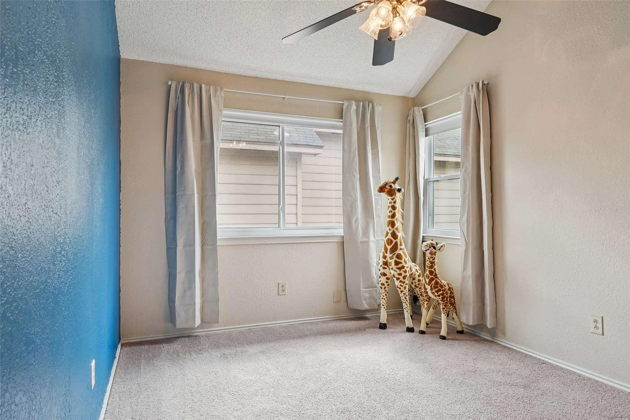 Single Family Residence For Sale in Denton County , 1209 Broken Arrow Trail, Carrollton, Texas 75007, 3 Bedroom, 3 Bathroom, 2 Garage spaces, 2,017 Sqft, built in 1986, mls#21333859, Real Estate Agent in Carrollton, Homes For Sale in Denton county, Homes For Sale in Carrollton, Realtor in Carrollton Texas, Real Estate Brokerage Independent Realty Texas, Luminita Cordes Realtor