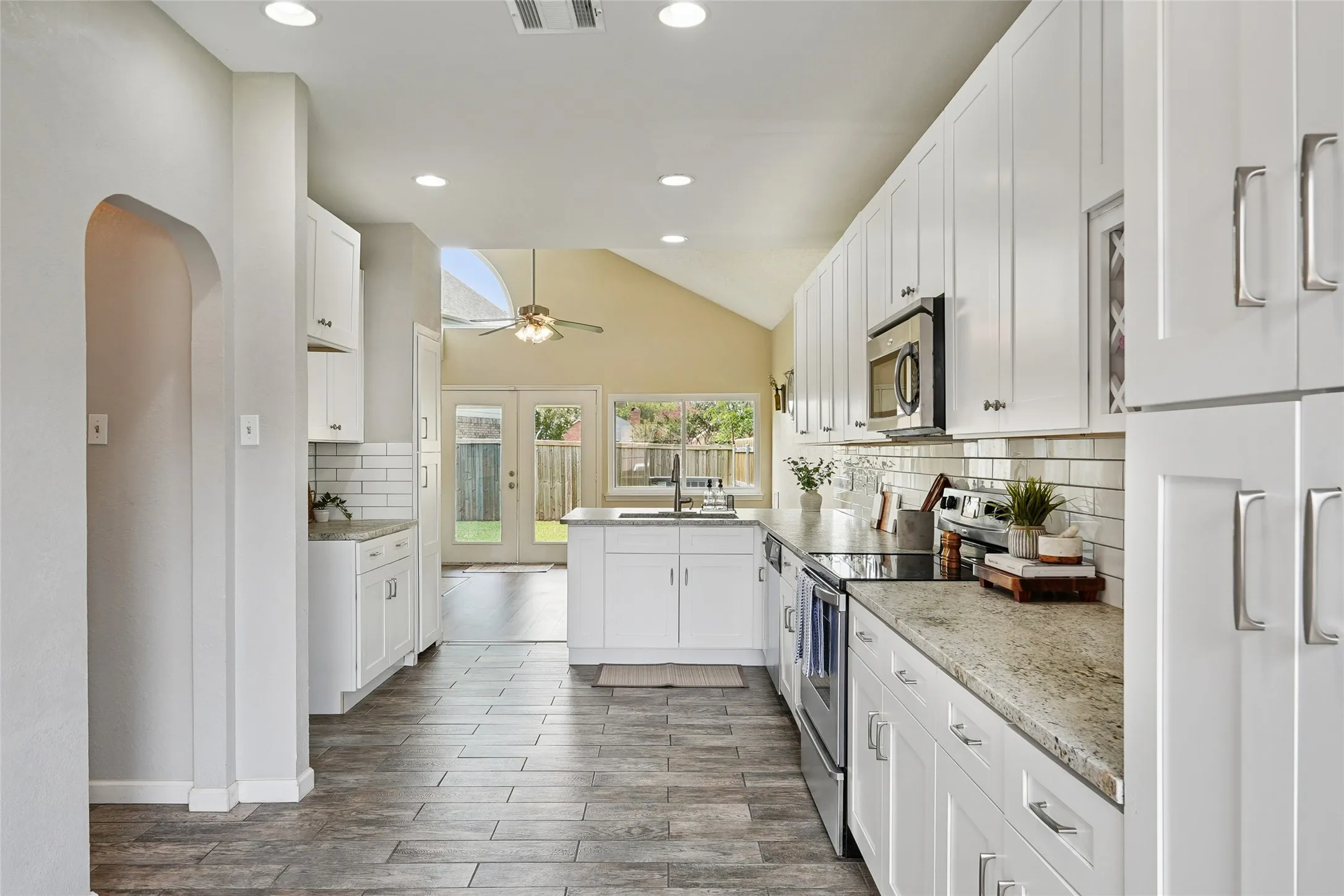 Single Family Residence For Sale in Denton County , 1209 Broken Arrow Trail, Carrollton, Texas 75007, 3 Bedroom, 3 Bathroom, 2 Garage spaces, 2,017 Sqft, built in 1986, mls#21333859, Real Estate Agent in Carrollton, Homes For Sale in Denton county, Homes For Sale in Carrollton, Realtor in Carrollton Texas, Real Estate Brokerage Independent Realty Texas, Luminita Cordes Realtor