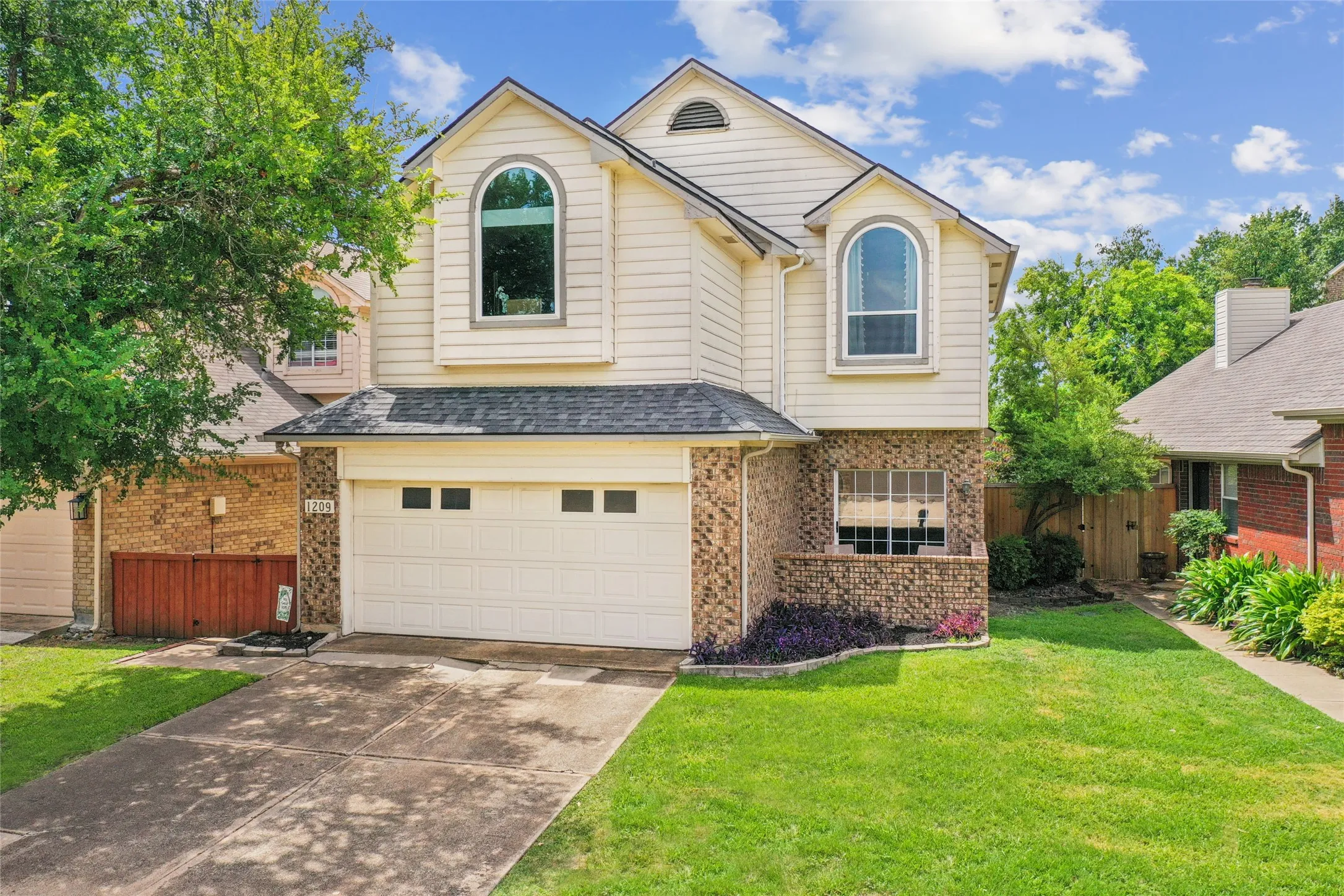 Single Family Residence For Sale in Denton County , 1209 Broken Arrow Trail, Carrollton, Texas 75007, 3 Bedroom, 3 Bathroom, 2 Garage spaces, 2,017 Sqft, built in 1986, mls#21333859, Real Estate Agent in Carrollton, Homes For Sale in Denton county, Homes For Sale in Carrollton, Realtor in Carrollton Texas, Real Estate Brokerage Independent Realty Texas, Luminita Cordes Realtor
