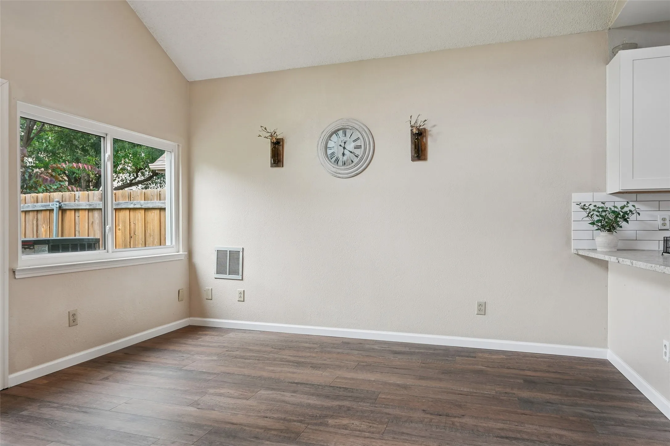 Single Family Residence For Sale in Denton County , 1209 Broken Arrow Trail, Carrollton, Texas 75007, 3 Bedroom, 3 Bathroom, 2 Garage spaces, 2,017 Sqft, built in 1986, mls#21333859, Real Estate Agent in Carrollton, Homes For Sale in Denton county, Homes For Sale in Carrollton, Realtor in Carrollton Texas, Real Estate Brokerage Independent Realty Texas, Luminita Cordes Realtor