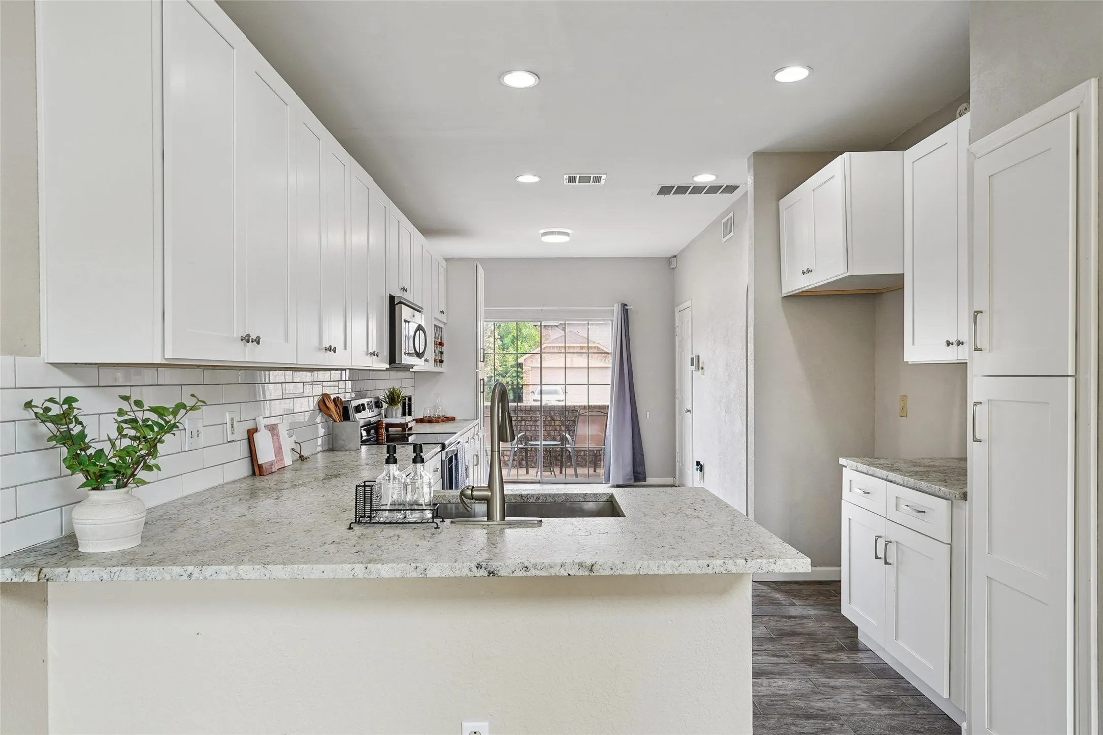 Single Family Residence For Sale in Denton County , 1209 Broken Arrow Trail, Carrollton, Texas 75007, 3 Bedroom, 3 Bathroom, 2 Garage spaces, 2,017 Sqft, built in 1986, mls#21333859, Real Estate Agent in Carrollton, Homes For Sale in Denton county, Homes For Sale in Carrollton, Realtor in Carrollton Texas, Real Estate Brokerage Independent Realty Texas, Luminita Cordes Realtor