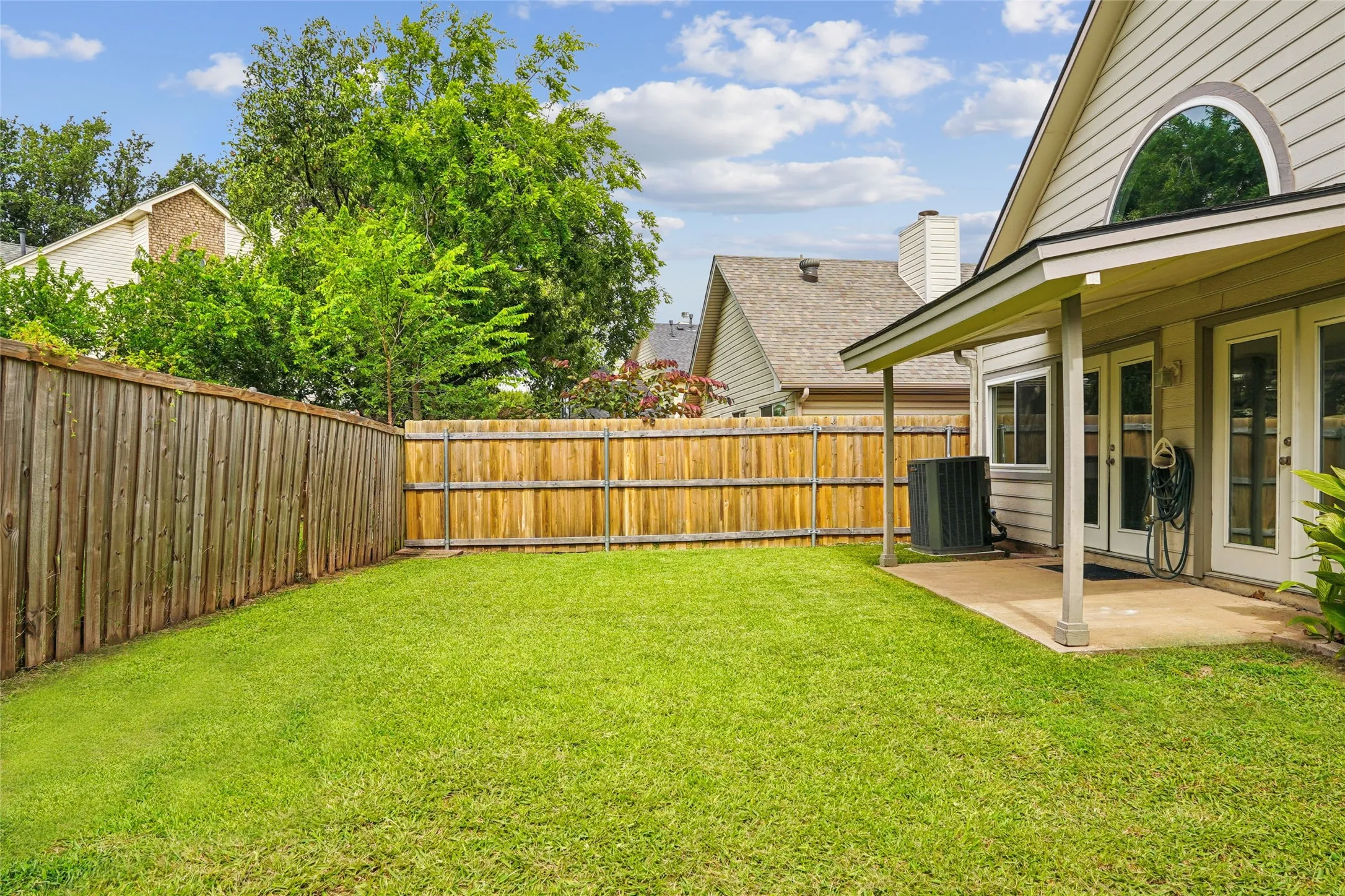 Single Family Residence For Sale in Denton County , 1209 Broken Arrow Trail, Carrollton, Texas 75007, 3 Bedroom, 3 Bathroom, 2 Garage spaces, 2,017 Sqft, built in 1986, mls#21333859, Real Estate Agent in Carrollton, Homes For Sale in Denton county, Homes For Sale in Carrollton, Realtor in Carrollton Texas, Real Estate Brokerage Independent Realty Texas, Luminita Cordes Realtor