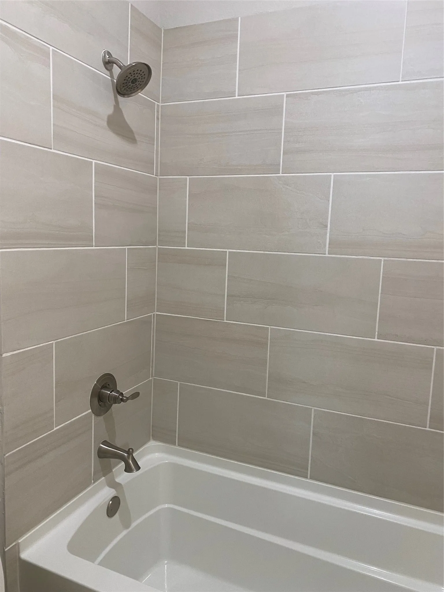 Bathroom with tiled shower / bath