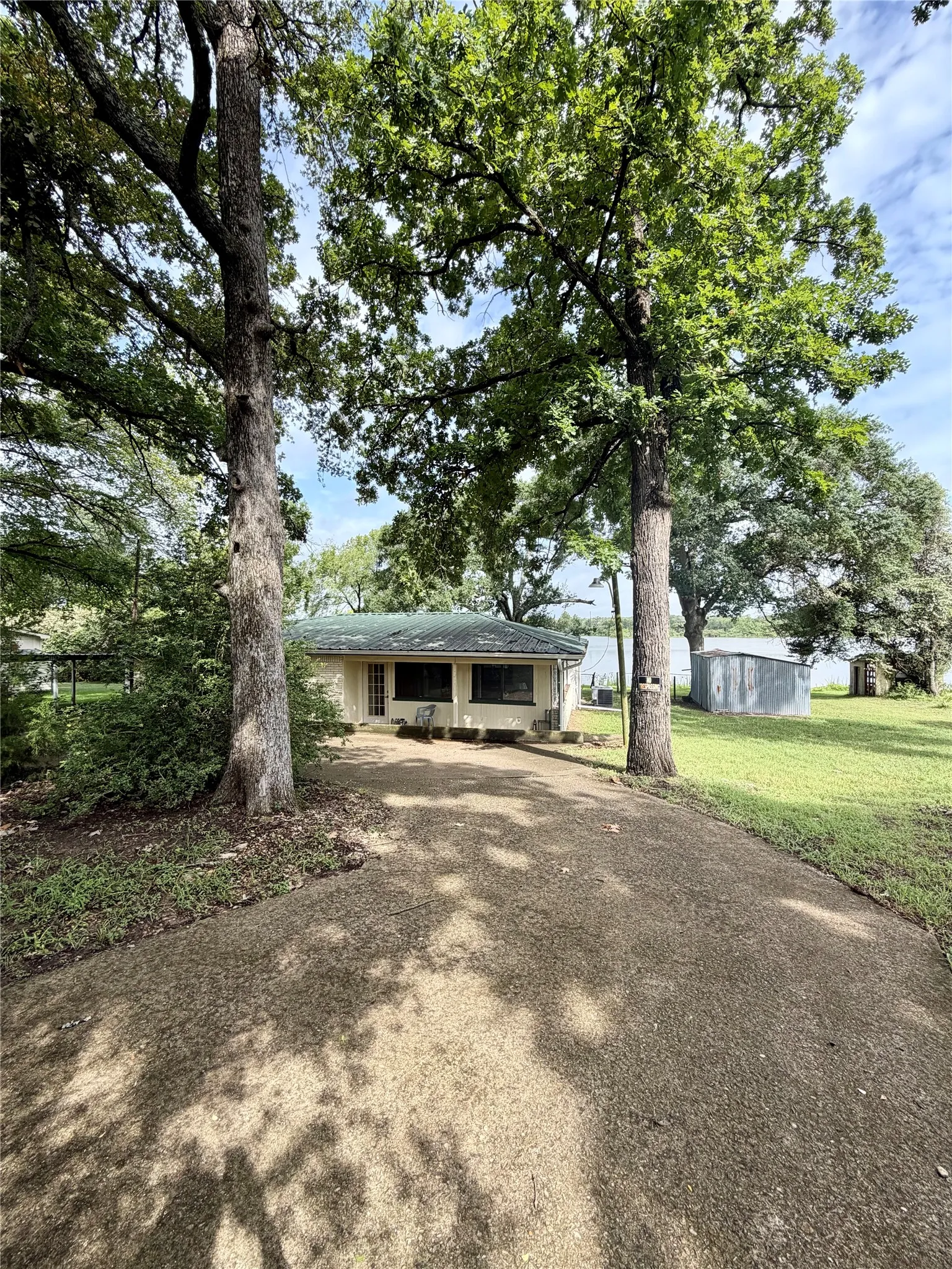 Single Family Residence For Sale in Limestone County , 1857 LCR 377, Mexia, Texas 76667, 2 Bedroom, 2 Bathroom, Garage spaces, 1,896 Sqft, built in 1969, mls#21333347, Real Estate Agent in Mexia, Homes For Sale in Limestone county, Homes For Sale in Mexia, Realtor in Mexia Texas, Real Estate Brokerage Independent Realty Texas, Luminita Cordes Realtor