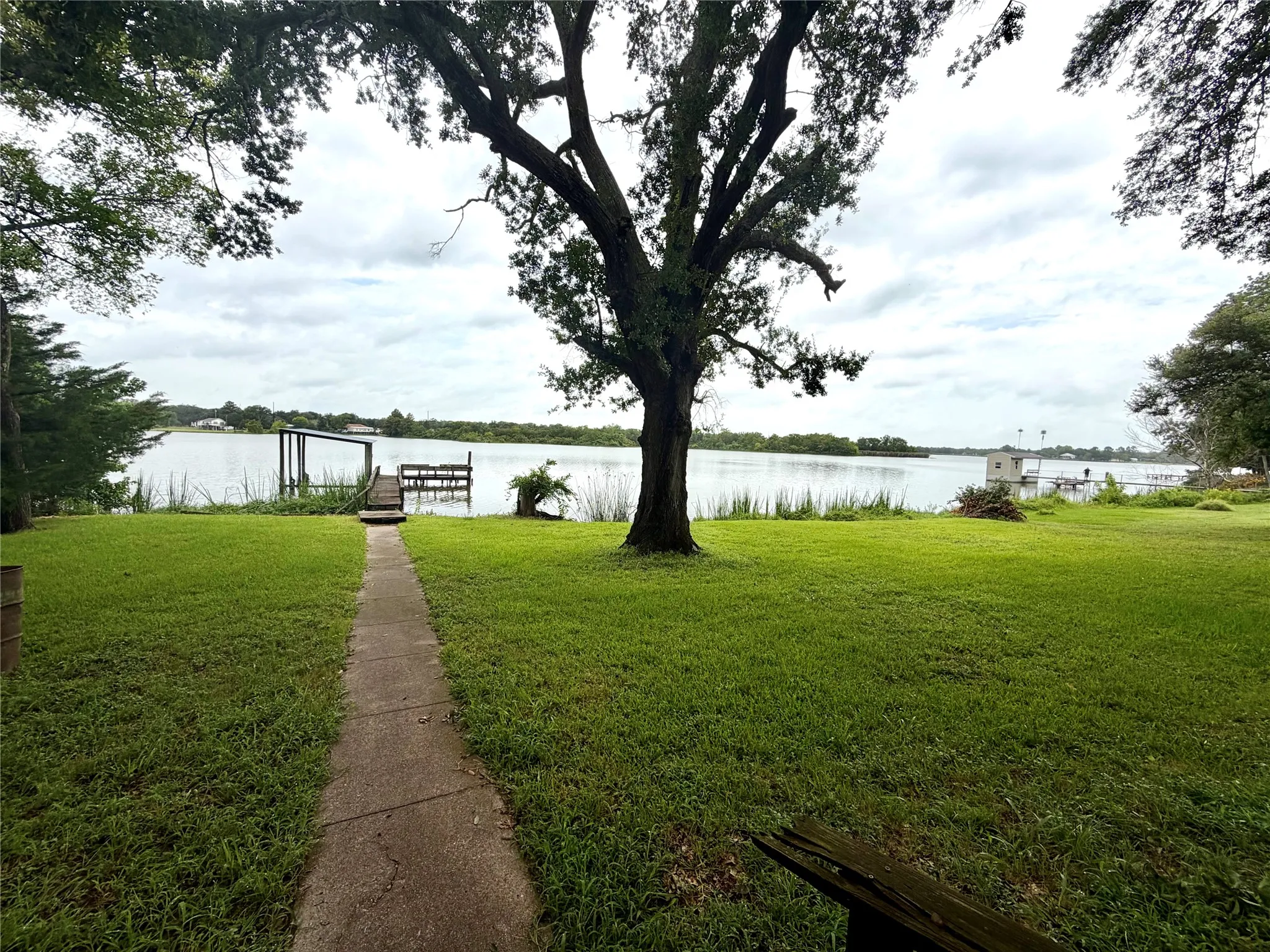 Single Family Residence For Sale in Limestone County , 1857 LCR 377, Mexia, Texas 76667, 2 Bedroom, 2 Bathroom, Garage spaces, 1,896 Sqft, built in 1969, mls#21333347, Real Estate Agent in Mexia, Homes For Sale in Limestone county, Homes For Sale in Mexia, Realtor in Mexia Texas, Real Estate Brokerage Independent Realty Texas, Luminita Cordes Realtor