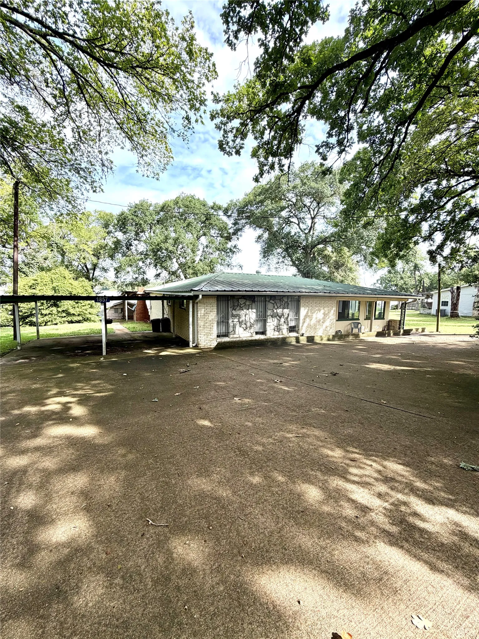 Single Family Residence For Sale in Limestone County , 1857 LCR 377, Mexia, Texas 76667, 2 Bedroom, 2 Bathroom, Garage spaces, 1,896 Sqft, built in 1969, mls#21333347, Real Estate Agent in Mexia, Homes For Sale in Limestone county, Homes For Sale in Mexia, Realtor in Mexia Texas, Real Estate Brokerage Independent Realty Texas, Luminita Cordes Realtor