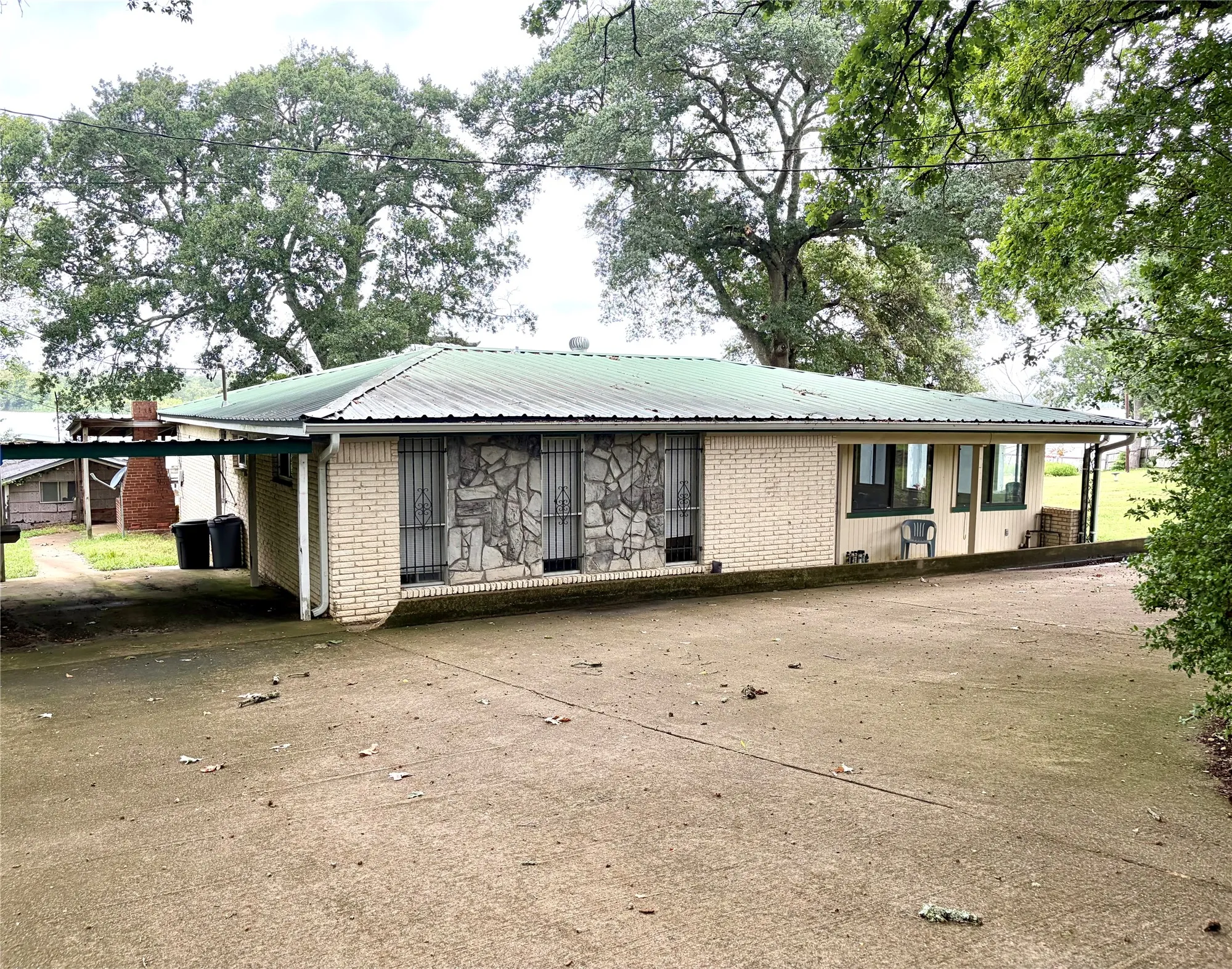 Single Family Residence For Sale in Limestone County , 1857 LCR 377, Mexia, Texas 76667, 2 Bedroom, 2 Bathroom, Garage spaces, 1,896 Sqft, built in 1969, mls#21333347, Real Estate Agent in Mexia, Homes For Sale in Limestone county, Homes For Sale in Mexia, Realtor in Mexia Texas, Real Estate Brokerage Independent Realty Texas, Luminita Cordes Realtor
