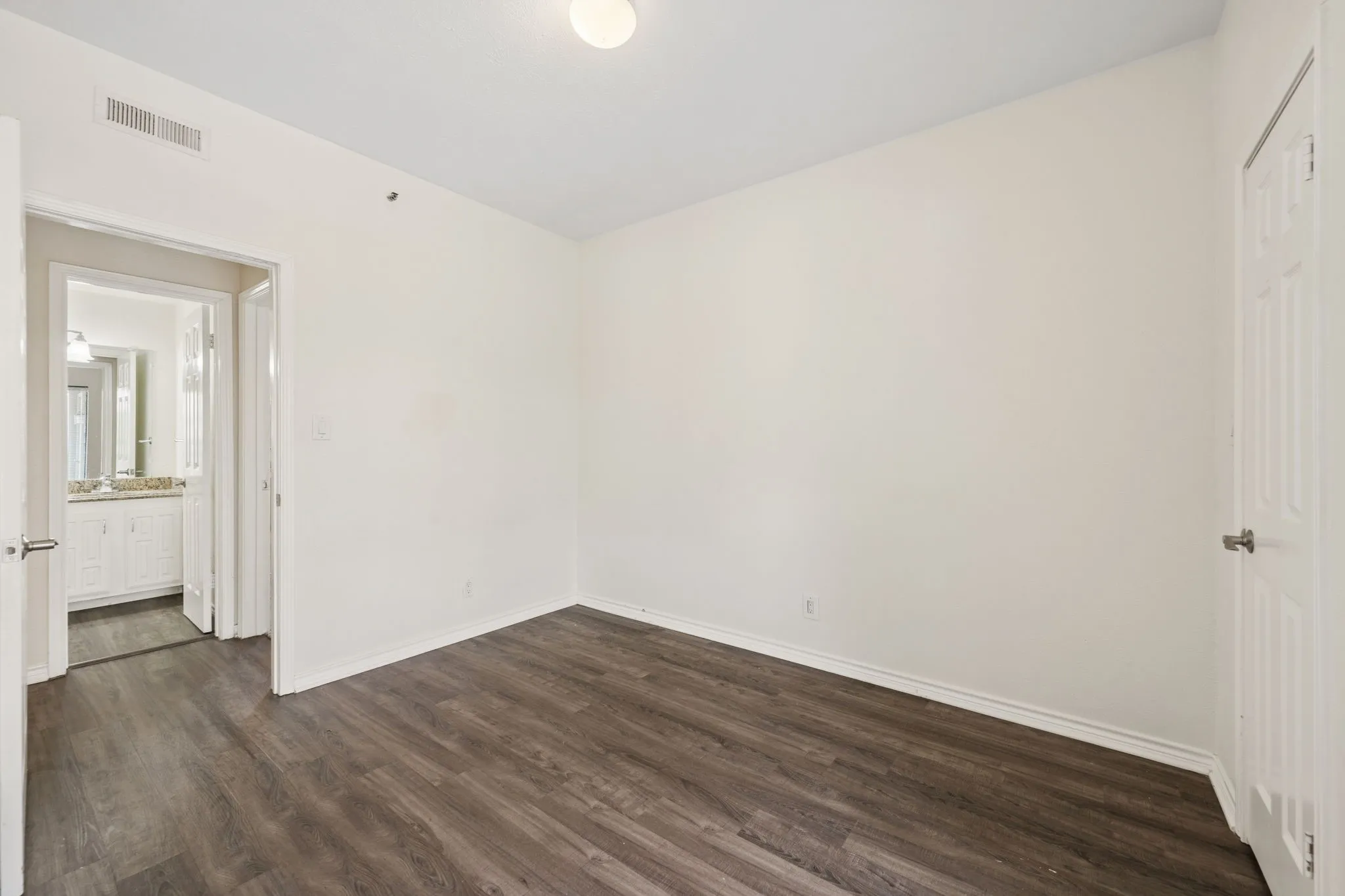 Condominium For Sale in Dallas County , 3105 San Jacinto Street 220, Dallas, Texas 75204, 2 Bedroom, 2 Bathroom, Garage spaces, 926 Sqft, built in 1981, mls#21333901, Real Estate Agent in Dallas, Homes For Sale in Dallas county, Homes For Sale in Dallas, Realtor in Dallas Texas, Real Estate Brokerage Independent Realty Texas, Luminita Cordes Realtor