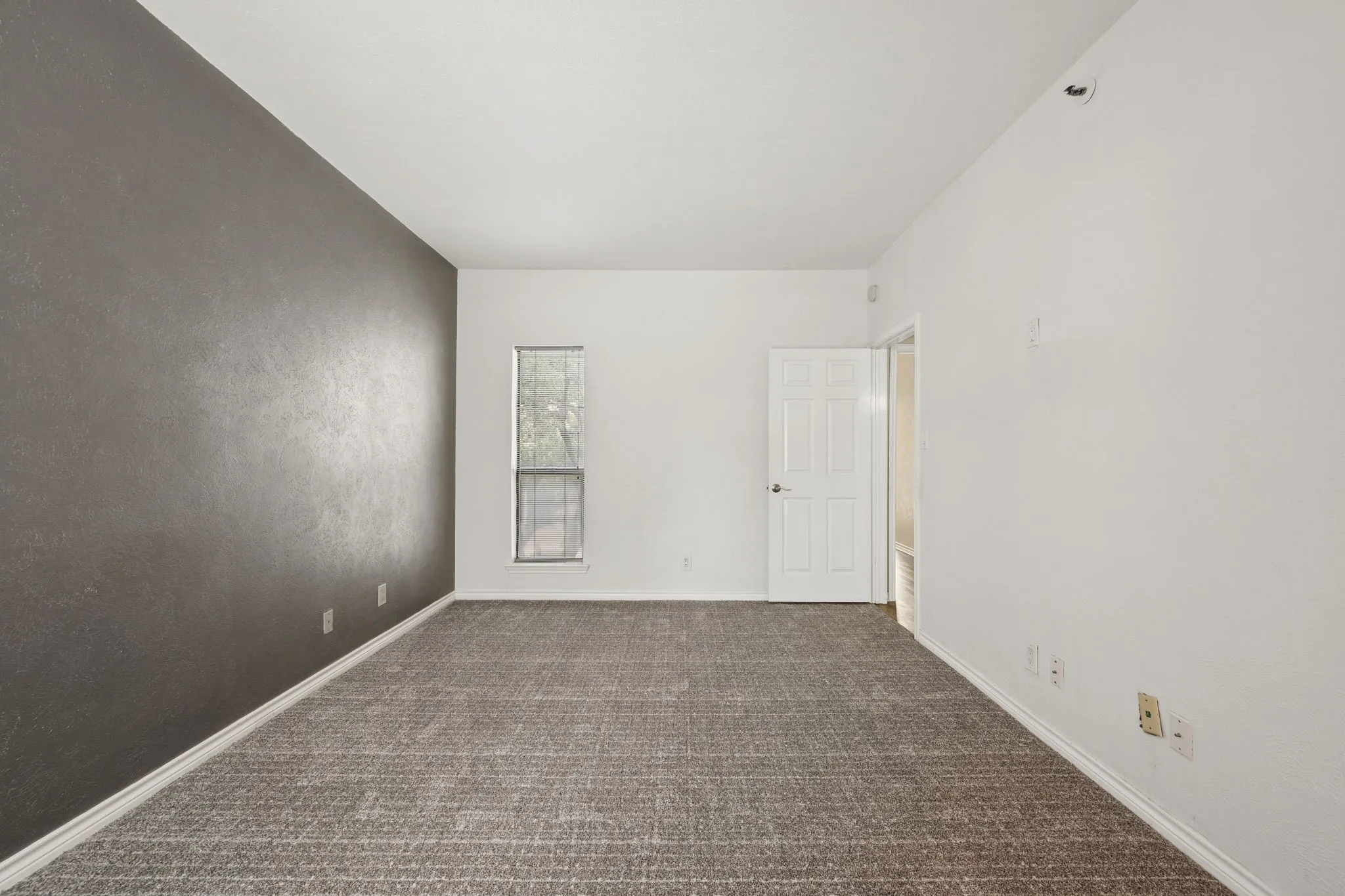 Condominium For Sale in Dallas County , 3105 San Jacinto Street 220, Dallas, Texas 75204, 2 Bedroom, 2 Bathroom, Garage spaces, 926 Sqft, built in 1981, mls#21333901, Real Estate Agent in Dallas, Homes For Sale in Dallas county, Homes For Sale in Dallas, Realtor in Dallas Texas, Real Estate Brokerage Independent Realty Texas, Luminita Cordes Realtor