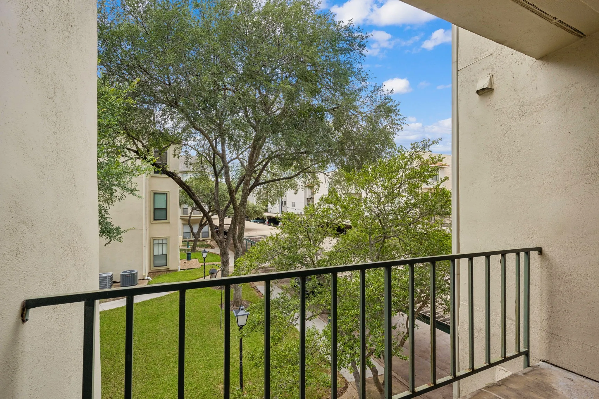 Condominium For Sale in Dallas County , 3105 San Jacinto Street 220, Dallas, Texas 75204, 2 Bedroom, 2 Bathroom, Garage spaces, 926 Sqft, built in 1981, mls#21333901, Real Estate Agent in Dallas, Homes For Sale in Dallas county, Homes For Sale in Dallas, Realtor in Dallas Texas, Real Estate Brokerage Independent Realty Texas, Luminita Cordes Realtor